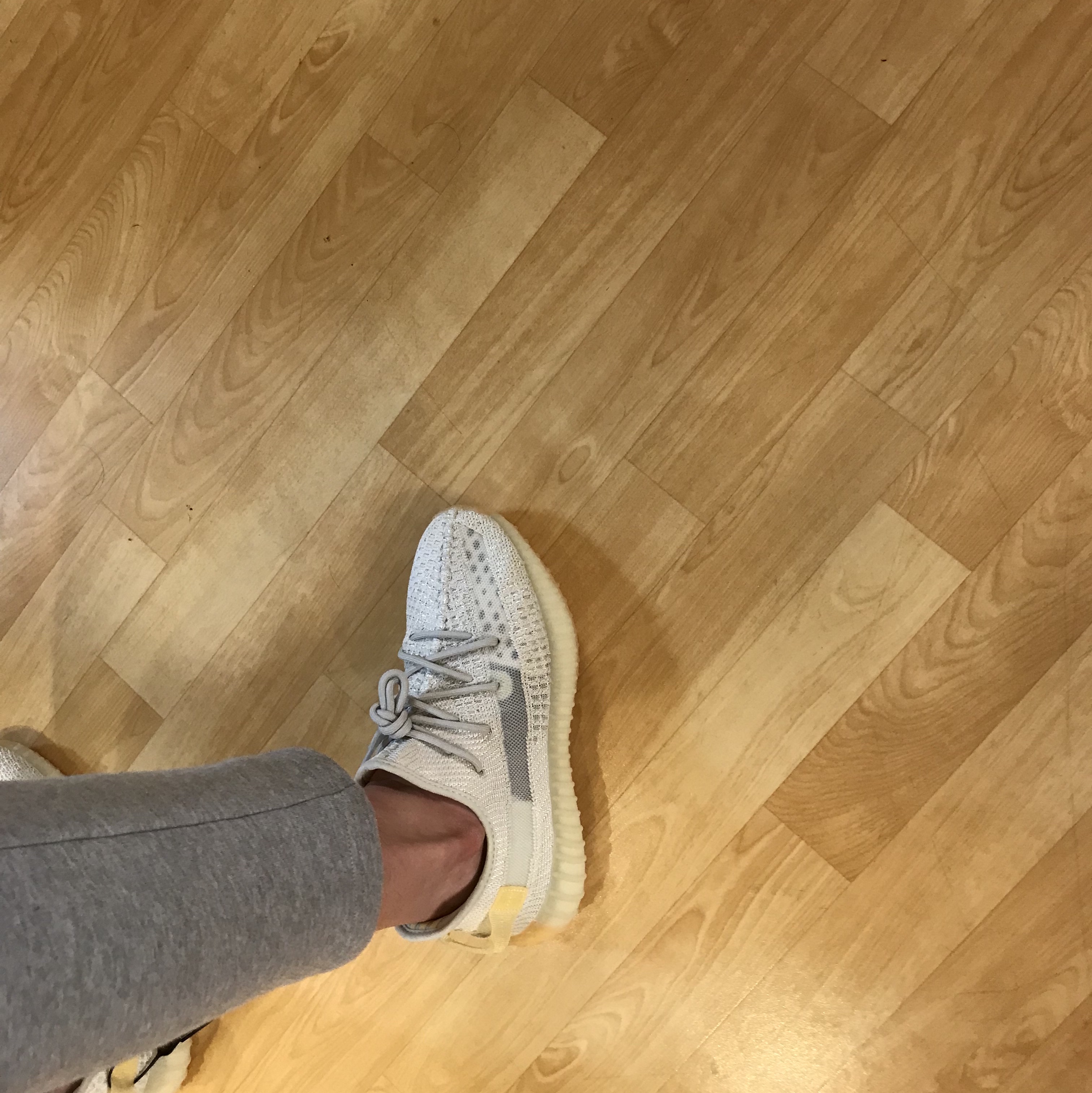Adidas Yeezy Boost 350 V2 Light, (W) Alexander McQueen Oversized Sneakers White Black 착용 스타일 - 2