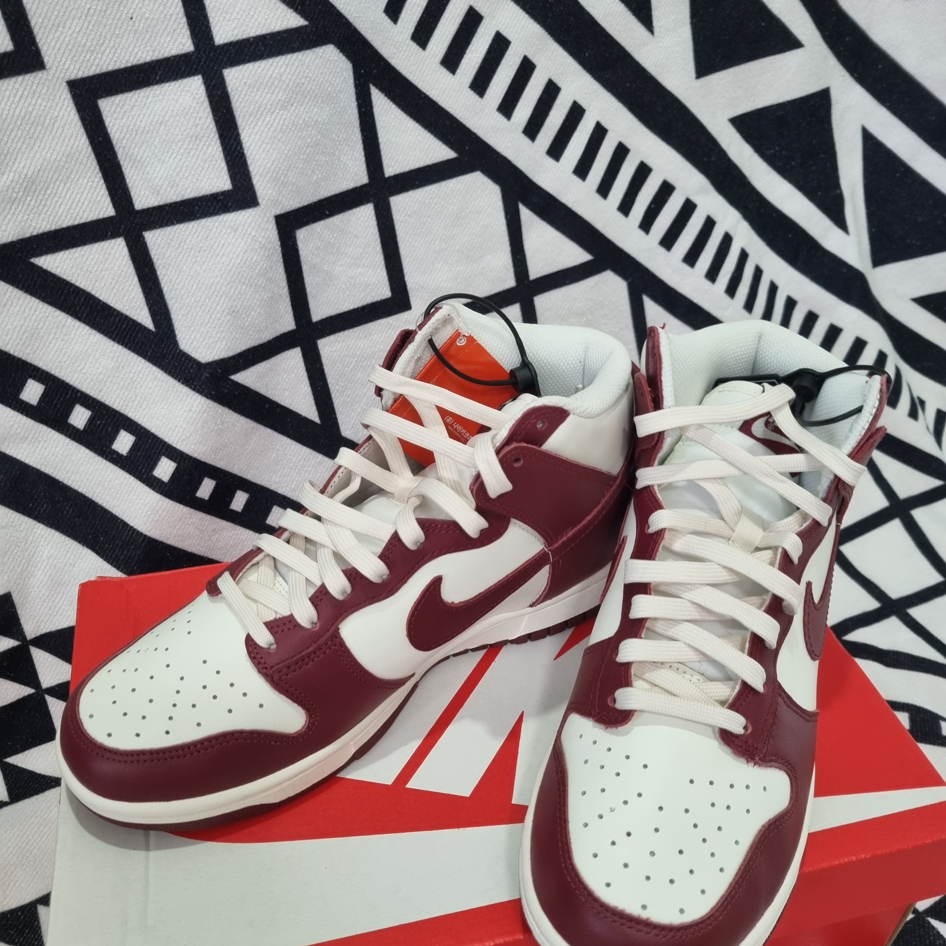 (W) Nike Dunk High Team Red 착용 스타일 - 3