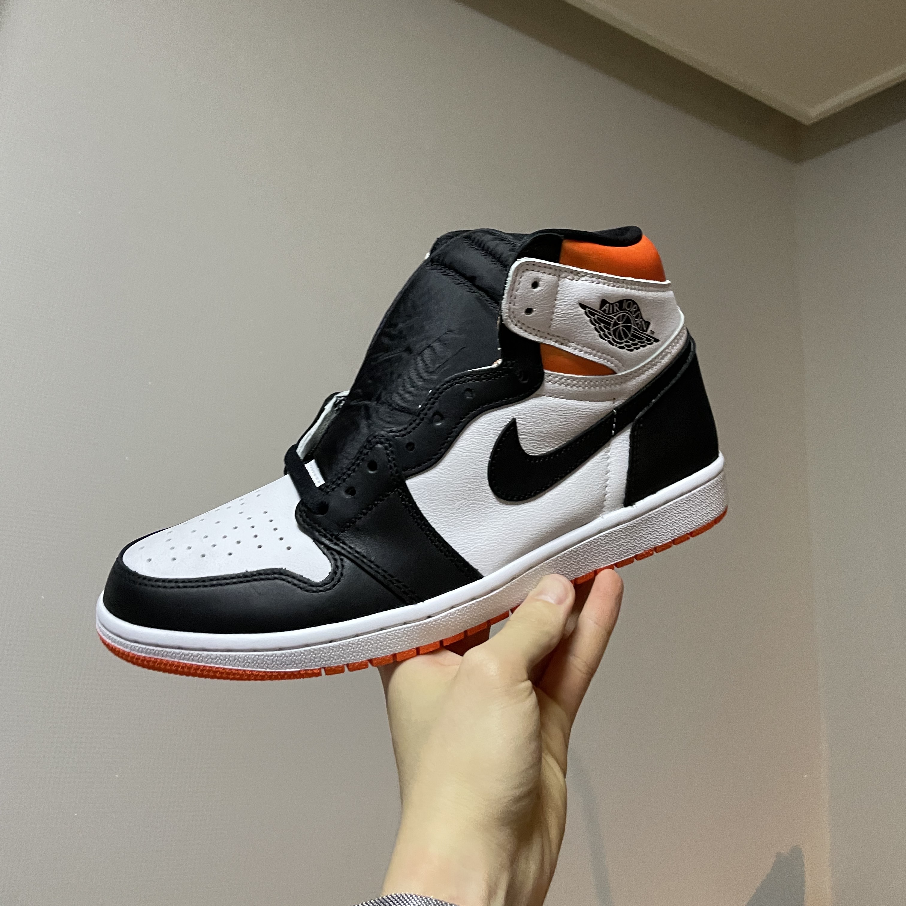 Jordan 1 Low OG Neutral Grey, Jordan 1 Retro High OG Defiant SB LA to Chicago 착용 스타일 - 4