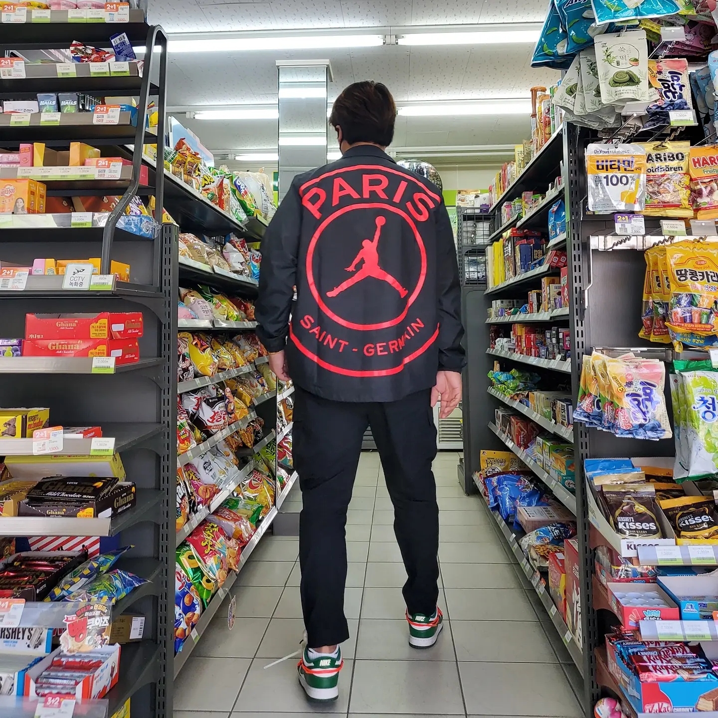 Nike x Off-White Dunk Low Pine Green, Jordan x Paris Saint-Germain Coach Jacket Black Infrared 착용 스타일 - 2
