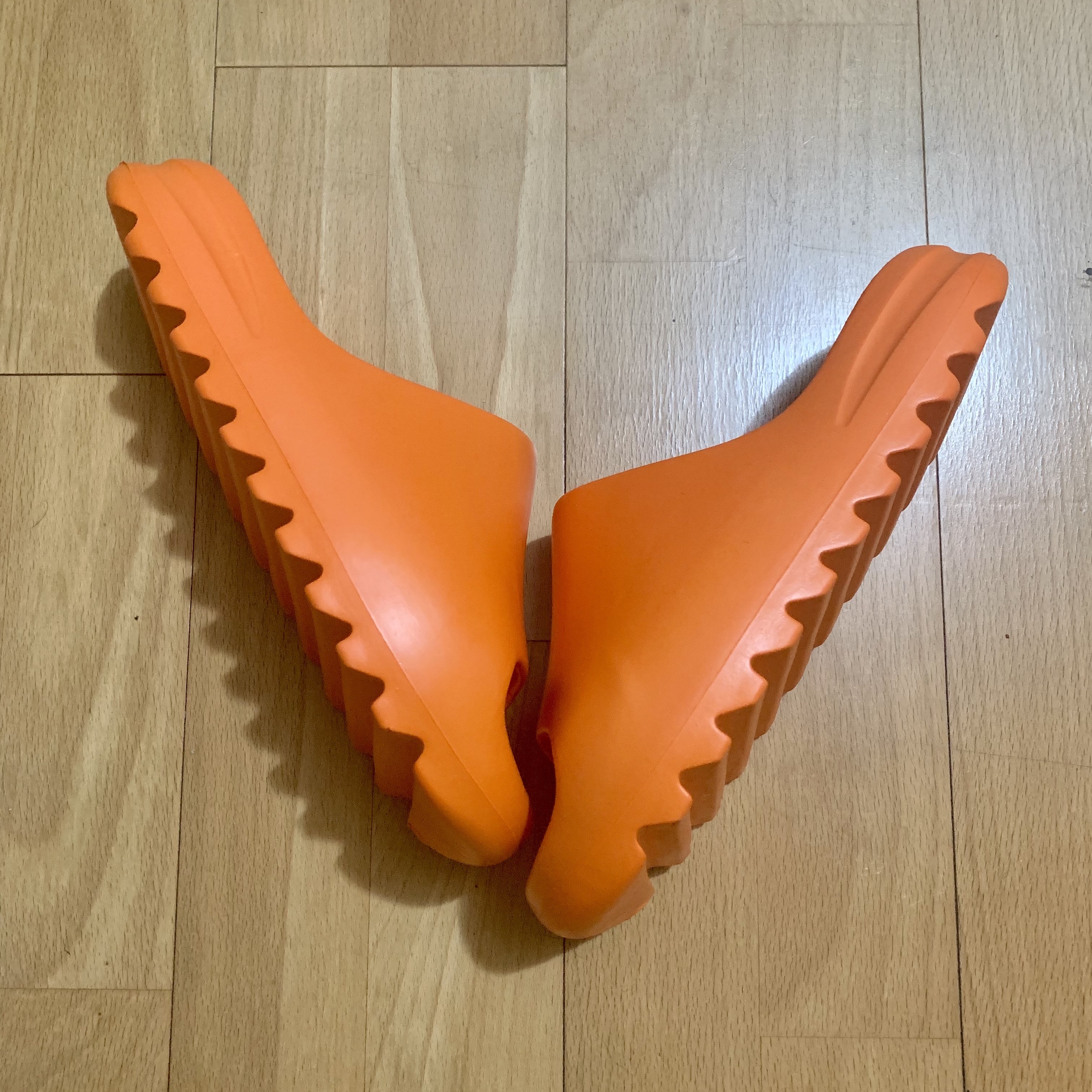 Adidas Yeezy Slide Enflame Orange 착용 스타일