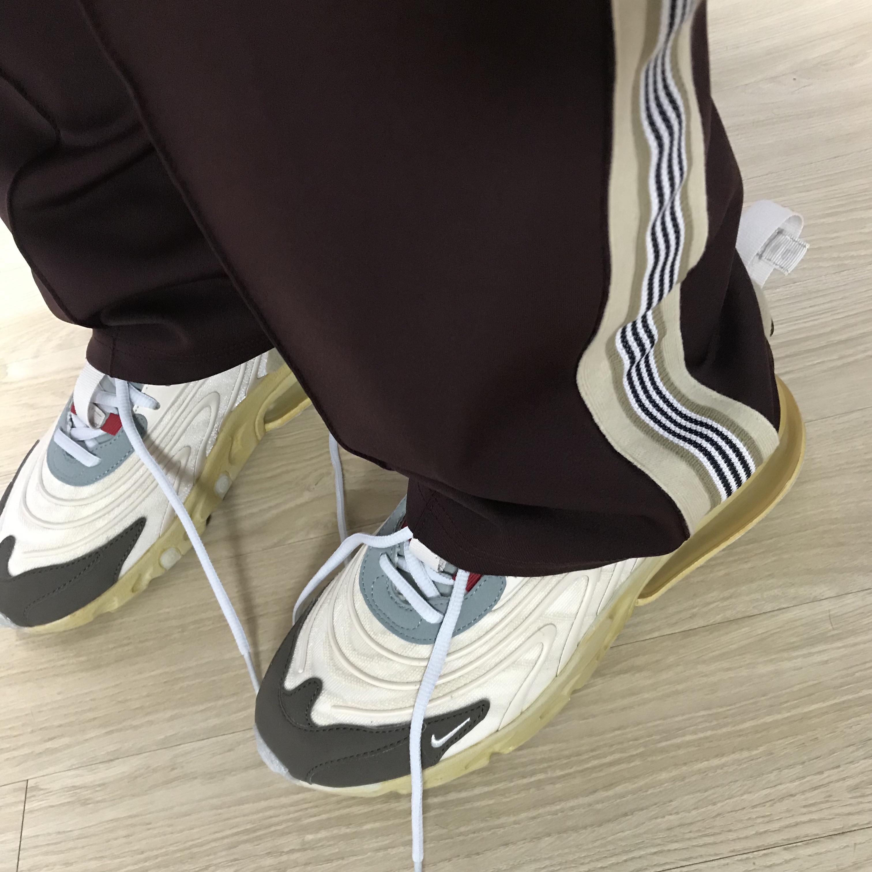 Nike x Travis Scott Air Max 270 React Cactus Trails 착용 스타일 - 1