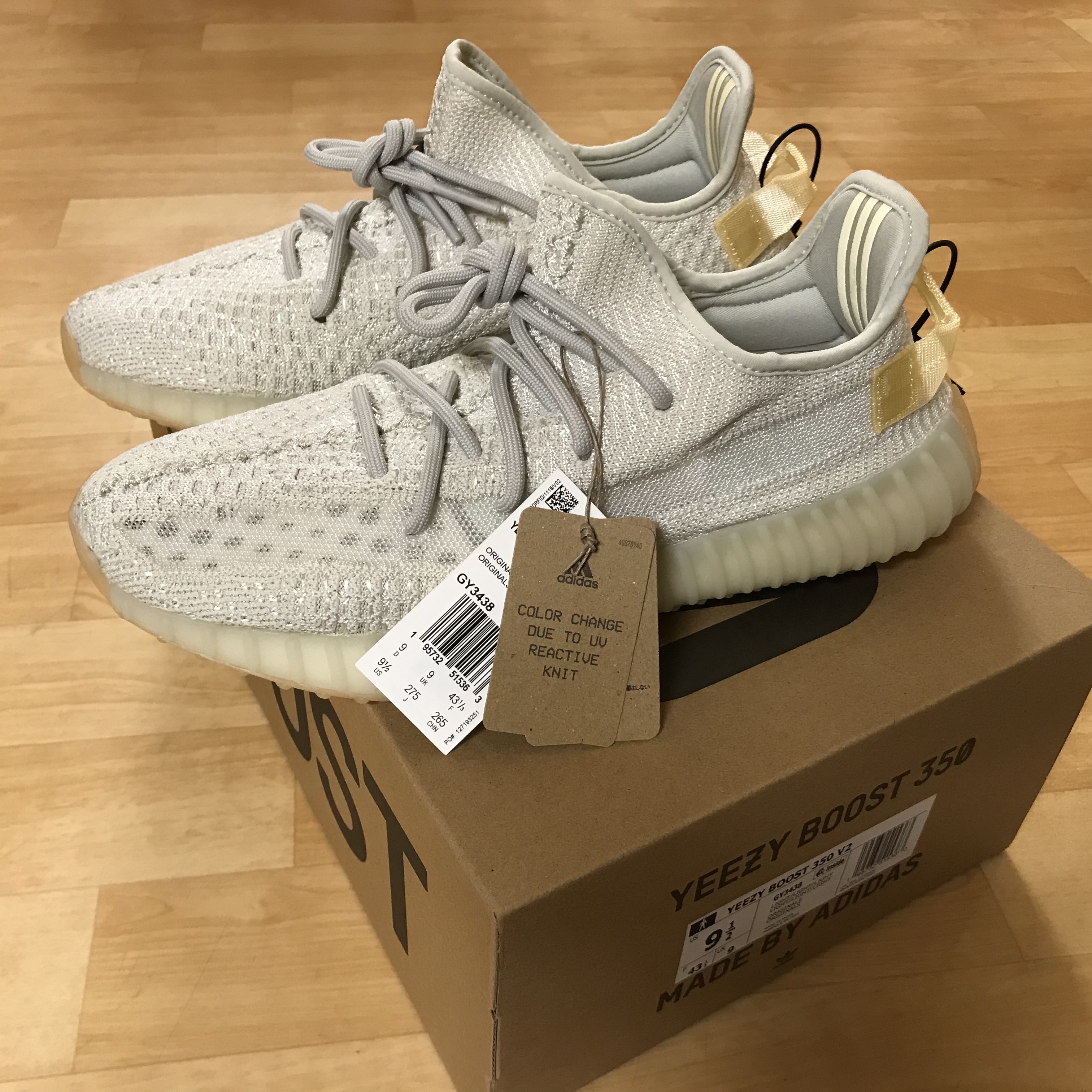 Adidas Yeezy Boost 350 V2 Light, (W) Alexander McQueen Oversized Sneakers White Black 착용 스타일 - 4