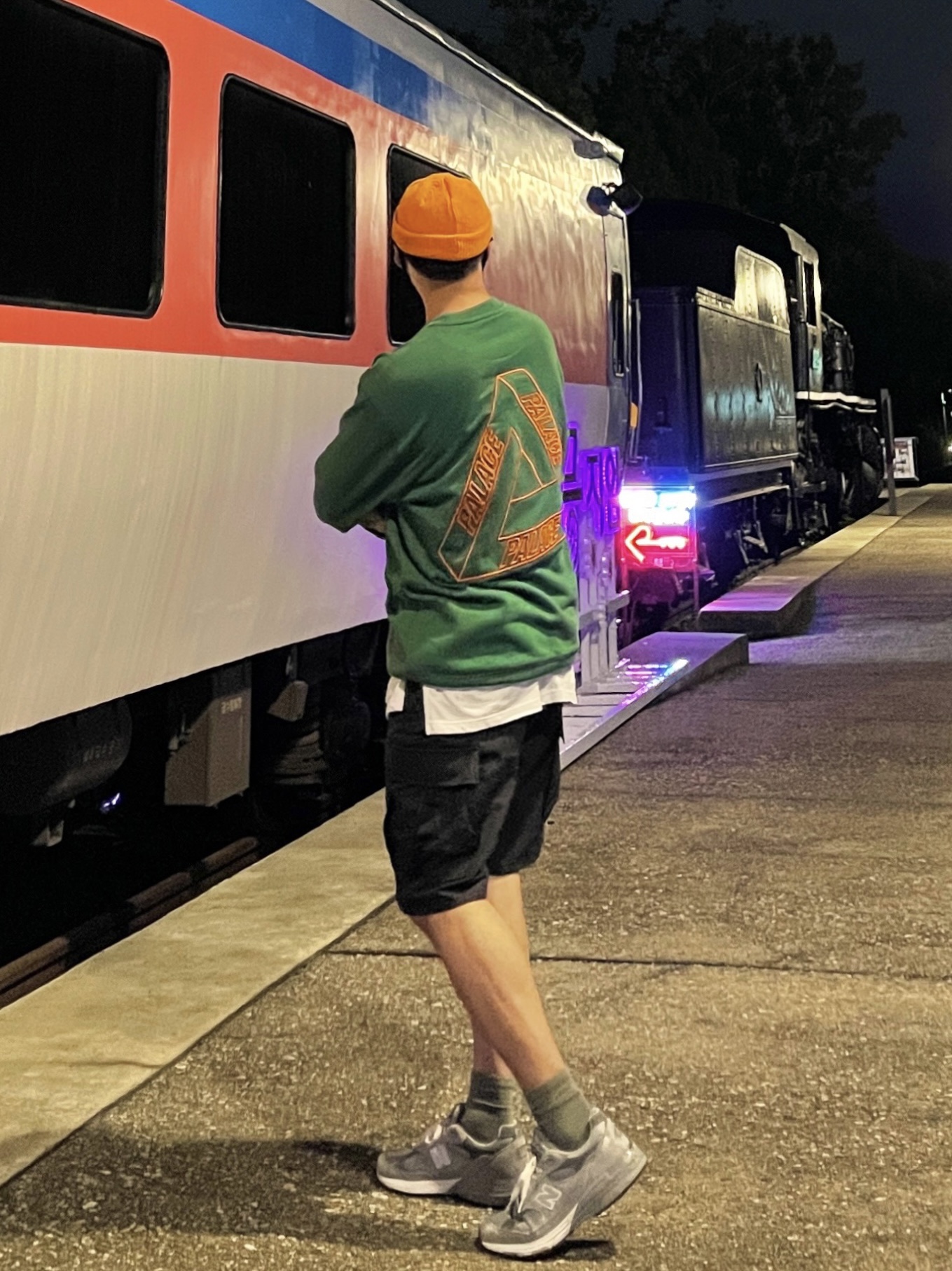 Palace Outliner Mit Designer Crew Green - 21SS, New Balance 993 Made in USA Grey - D Standard 착용 스타일 - 2