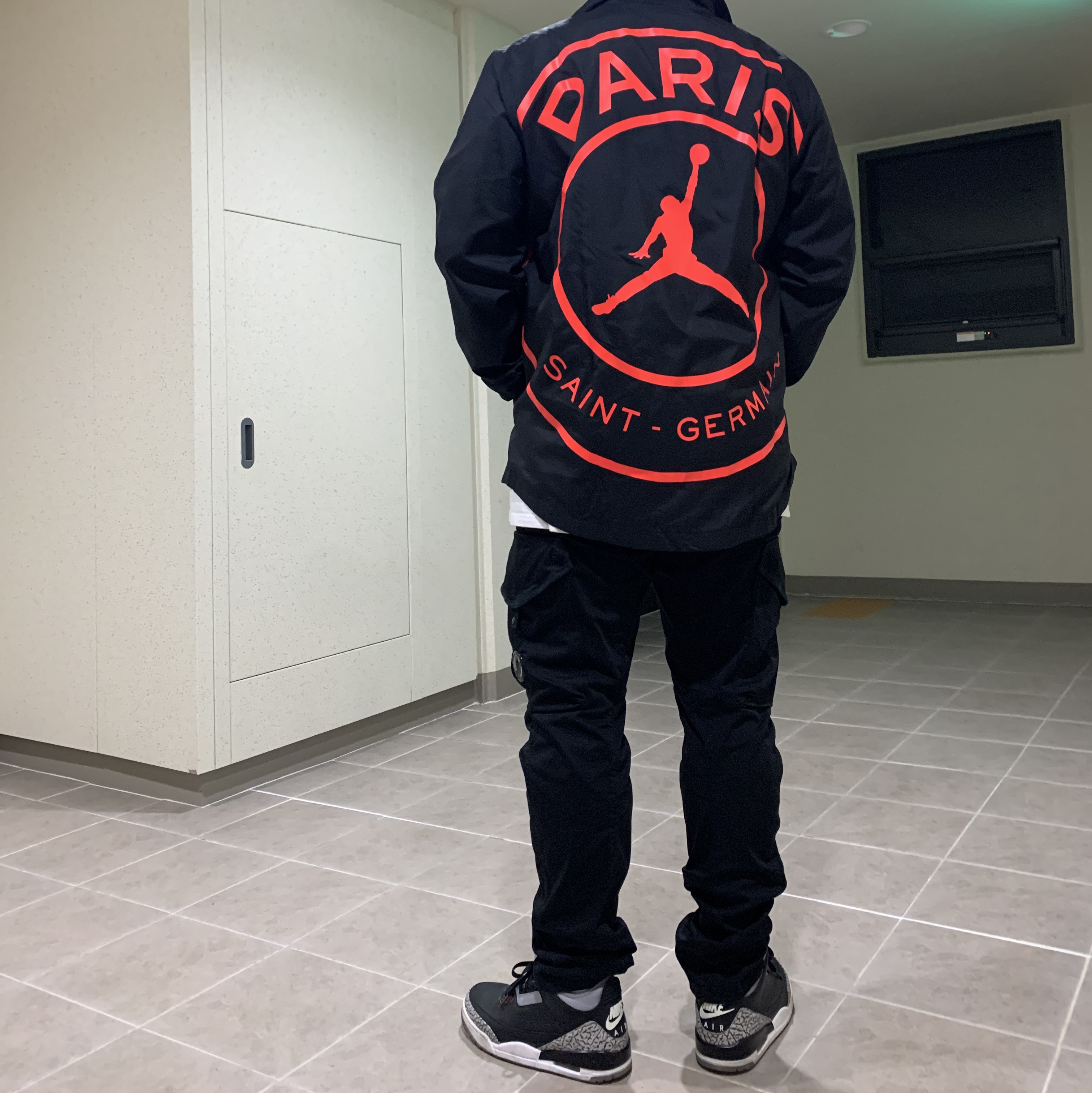 Jordan x Paris Saint-Germain Coach Jacket Black Infrared, Jordan 3 Retro OG Black Cement 2018 착용 스타일