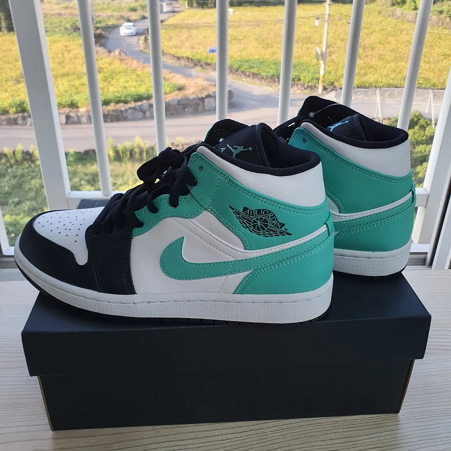 Jordan 1 Mid Tropical Twist 착용 스타일 - 2