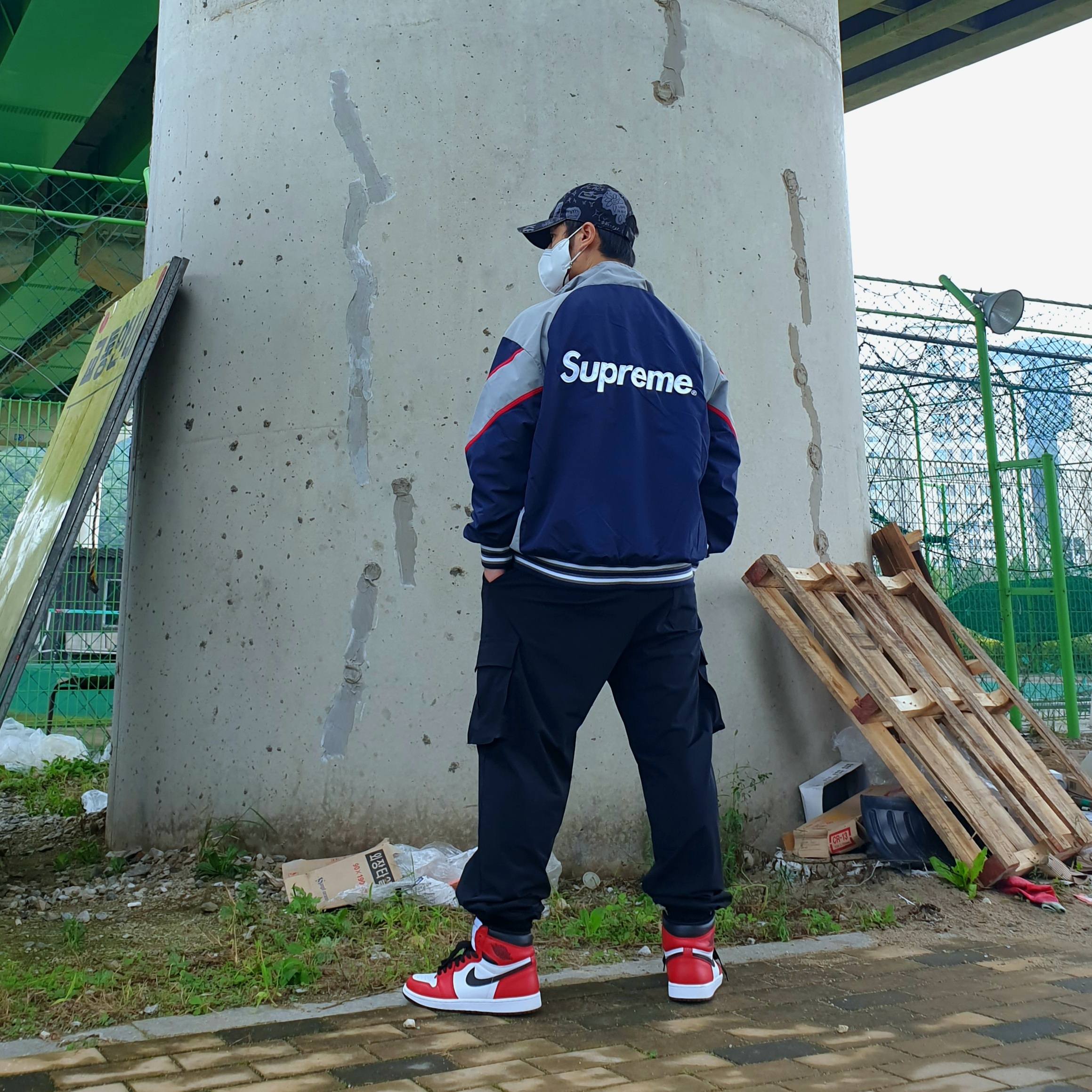Supreme x New York Yankees Track Jacket Navy - 21FW, Jordan 1 Retro High OG Chicago 2015 착용 스타일