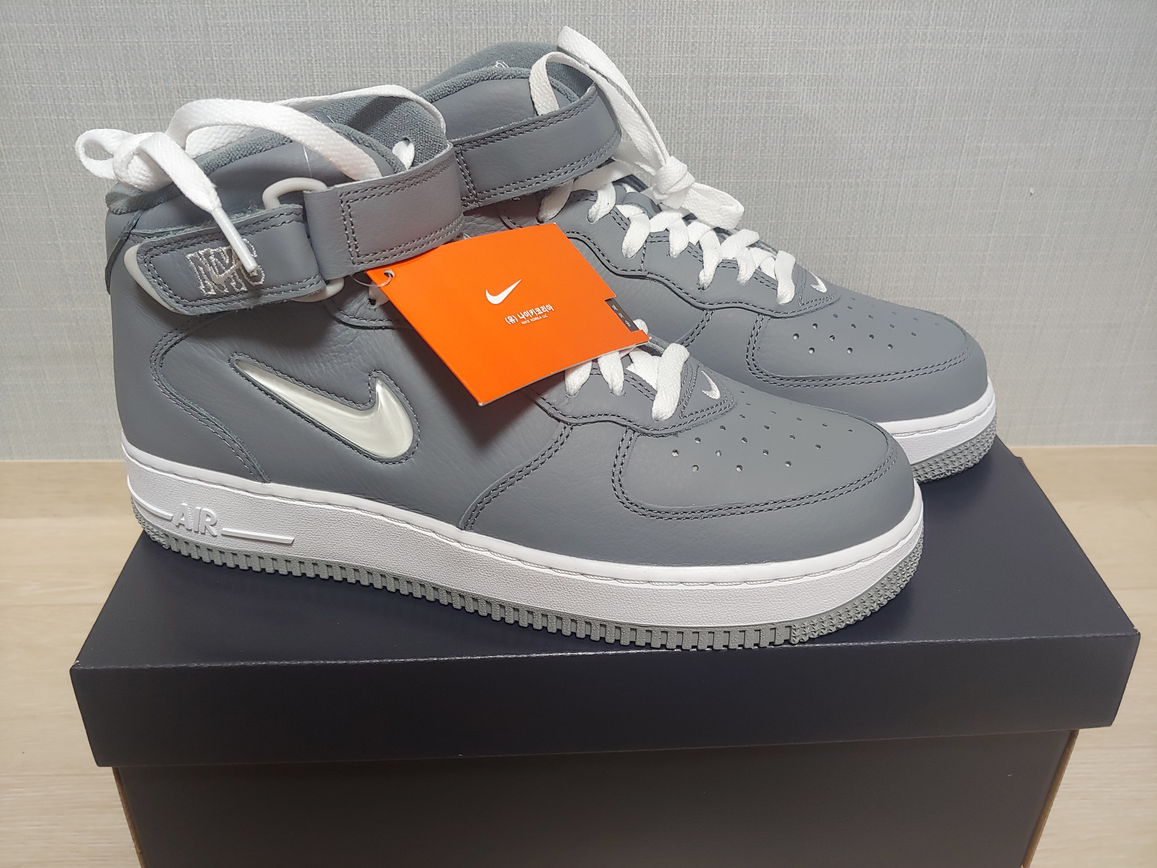 Nike Air Force 1 Mid QS NYC Cool Grey 착용 스타일 - 2