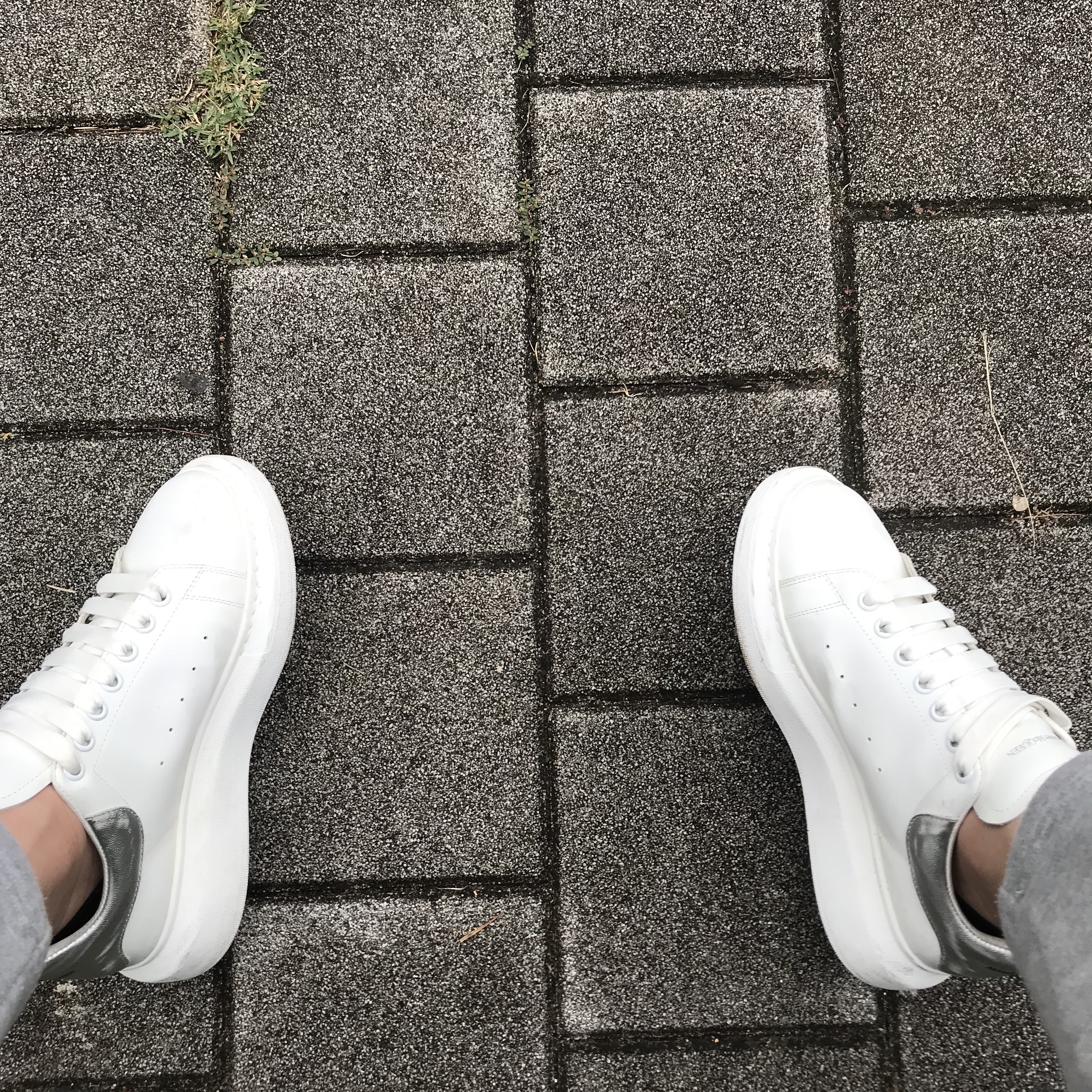 Adidas Yeezy Boost 350 V2 Light, (W) Alexander McQueen Oversized Sneakers White Black 착용 스타일 - 5