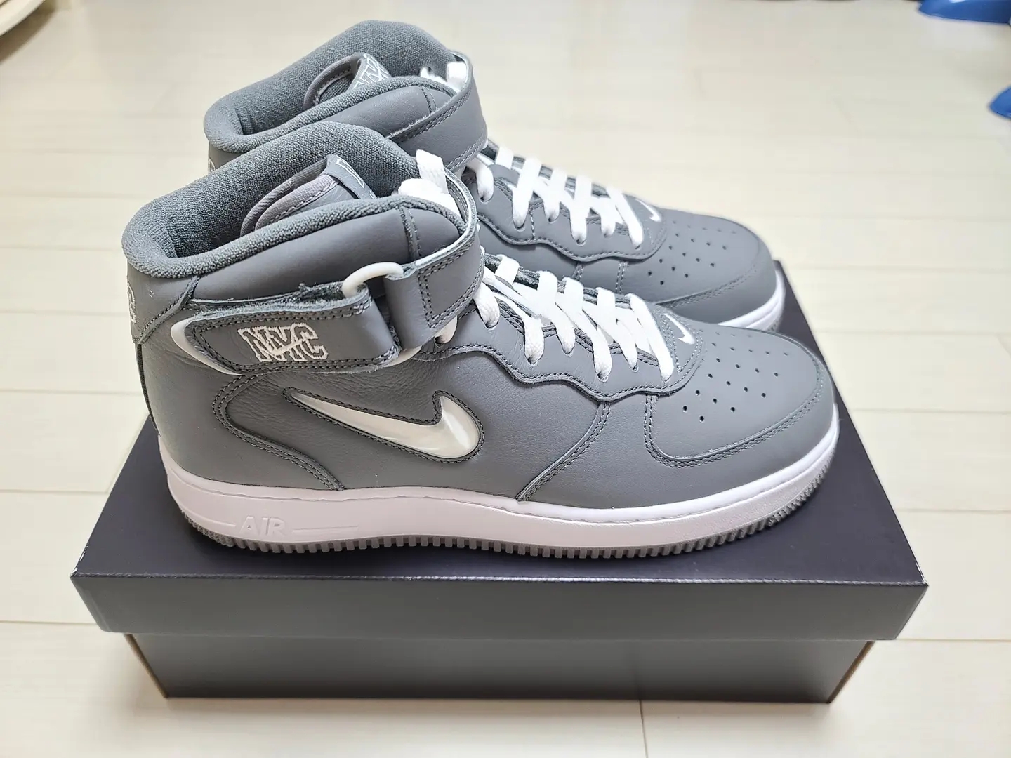Nike x Supreme Air Force 1 Low White, Nike Air Force 1 Mid QS NYC Cool Grey 착용 스타일 - 2