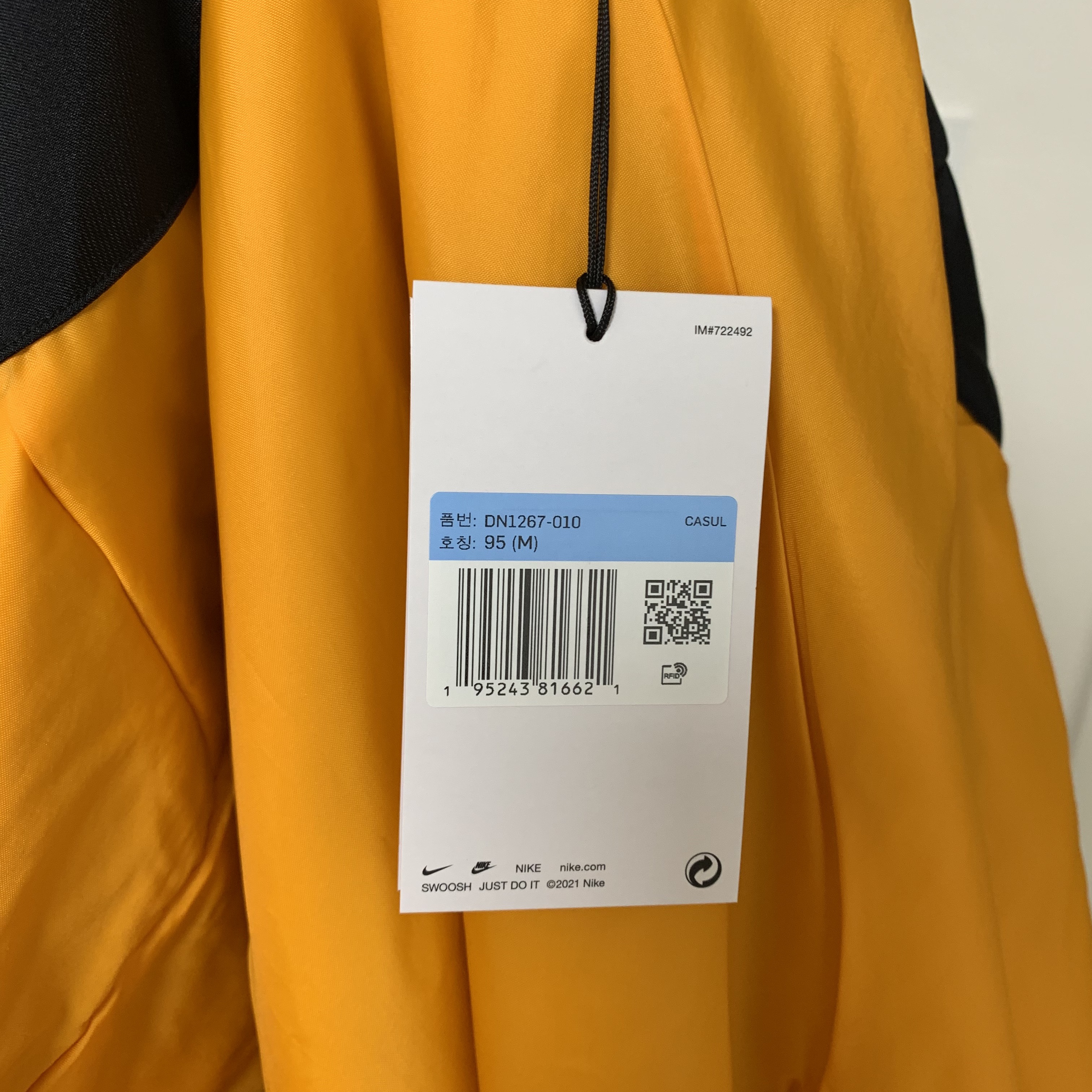 Nike NRG Solo Swoosh Satin Bomber Jacket Black Kumquat - Asia, Nike NRG Solo Swoosh Satin Bomber Jacket Light Army - Asia 착용 스타일 - 1