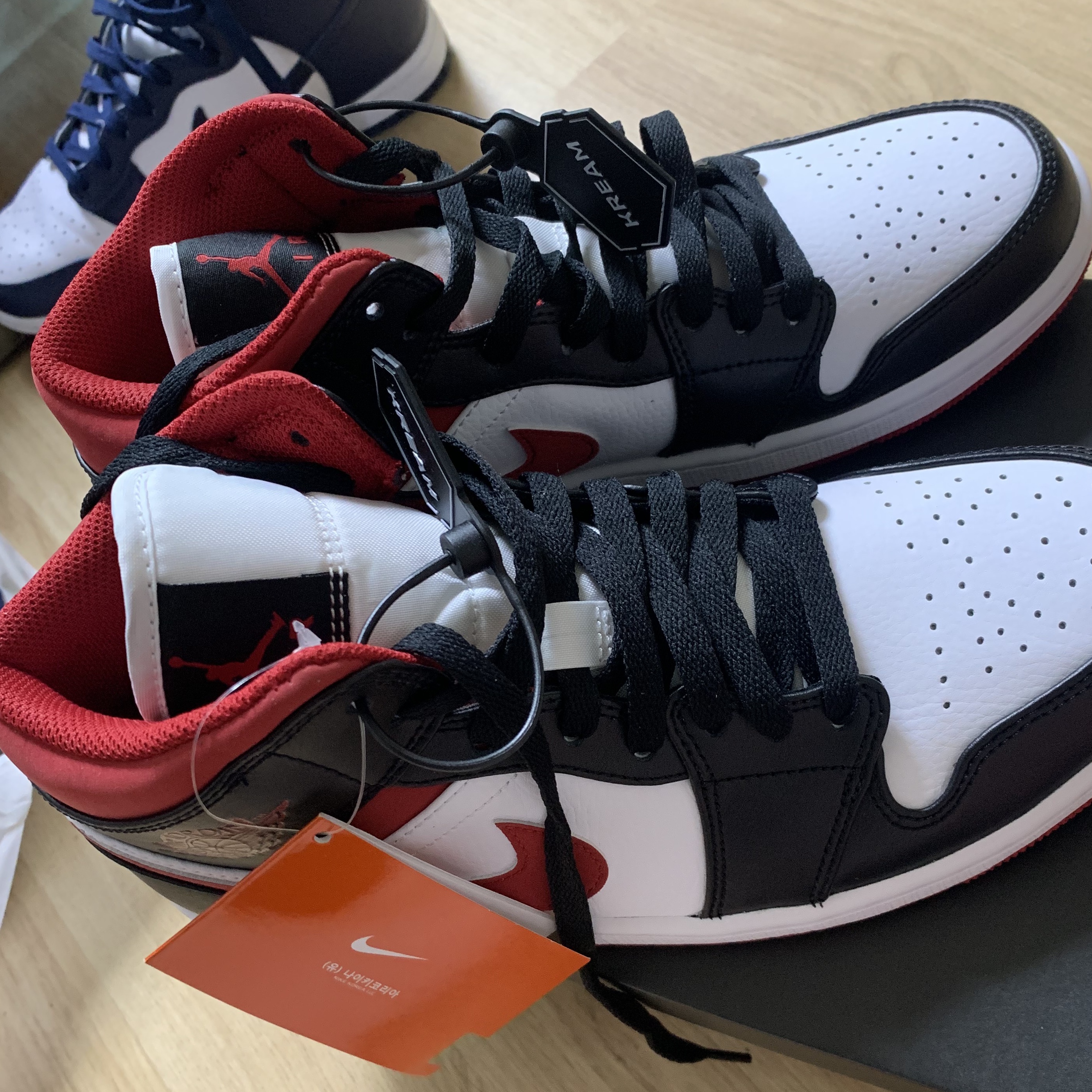Jordan 1 Mid Gym Red Black White 착용 스타일 - 3