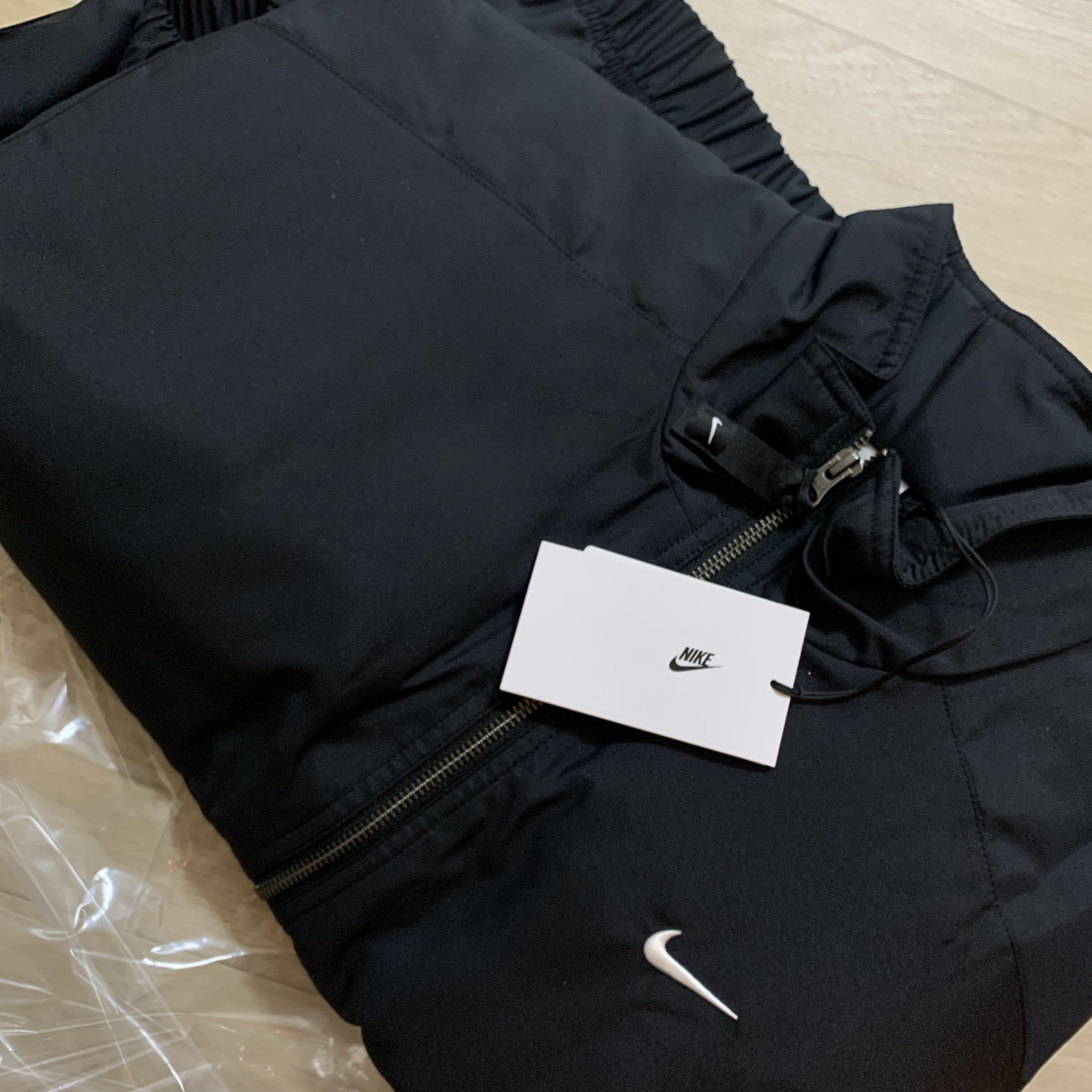 Nike NRG Solo Swoosh Satin Bomber Jacket Black Kumquat - Asia, Nike NRG Solo Swoosh Satin Bomber Jacket Light Army - Asia 착용 스타일 - 2