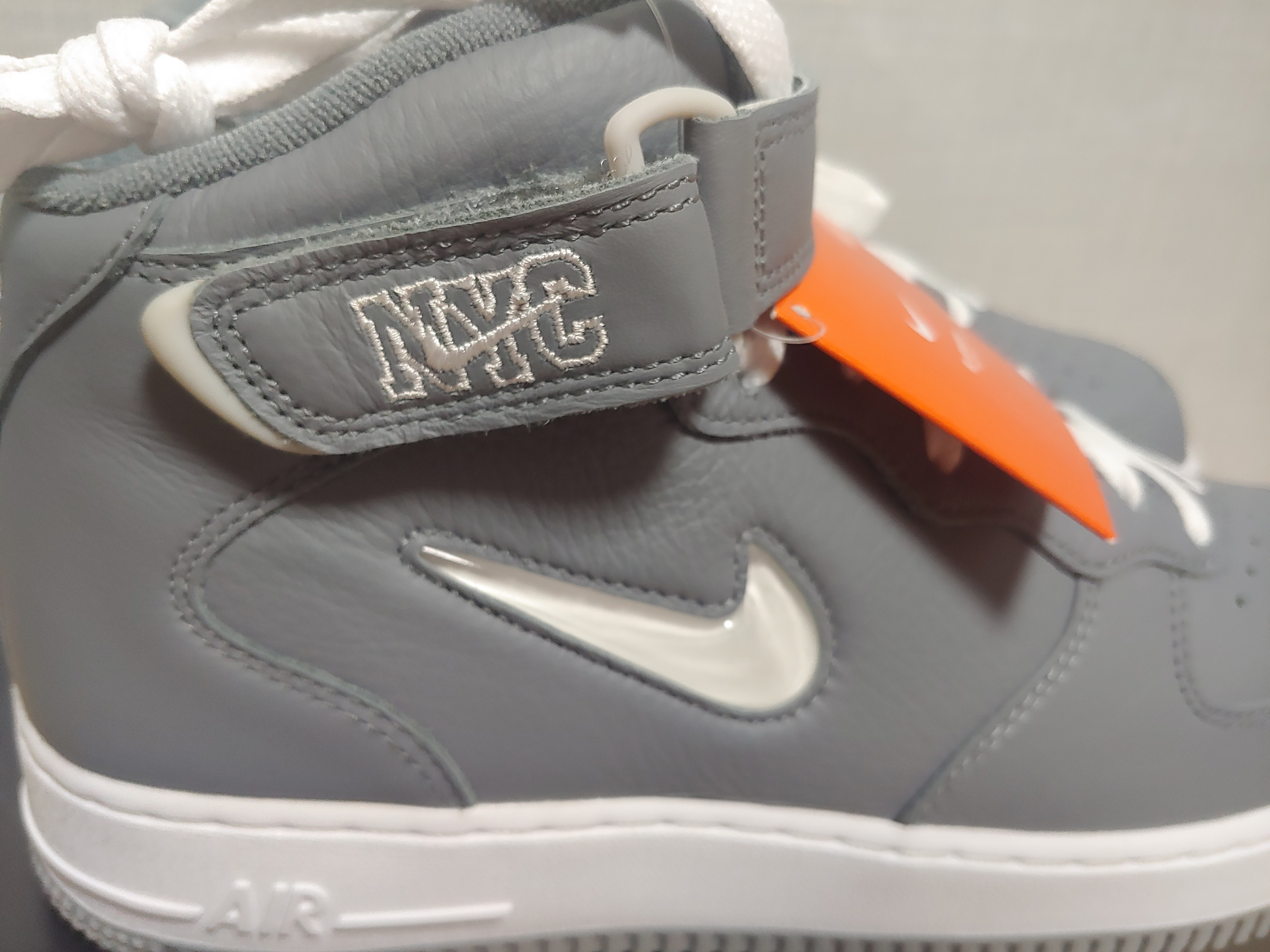 Nike Air Force 1 Mid QS NYC Cool Grey 착용 스타일 - 3