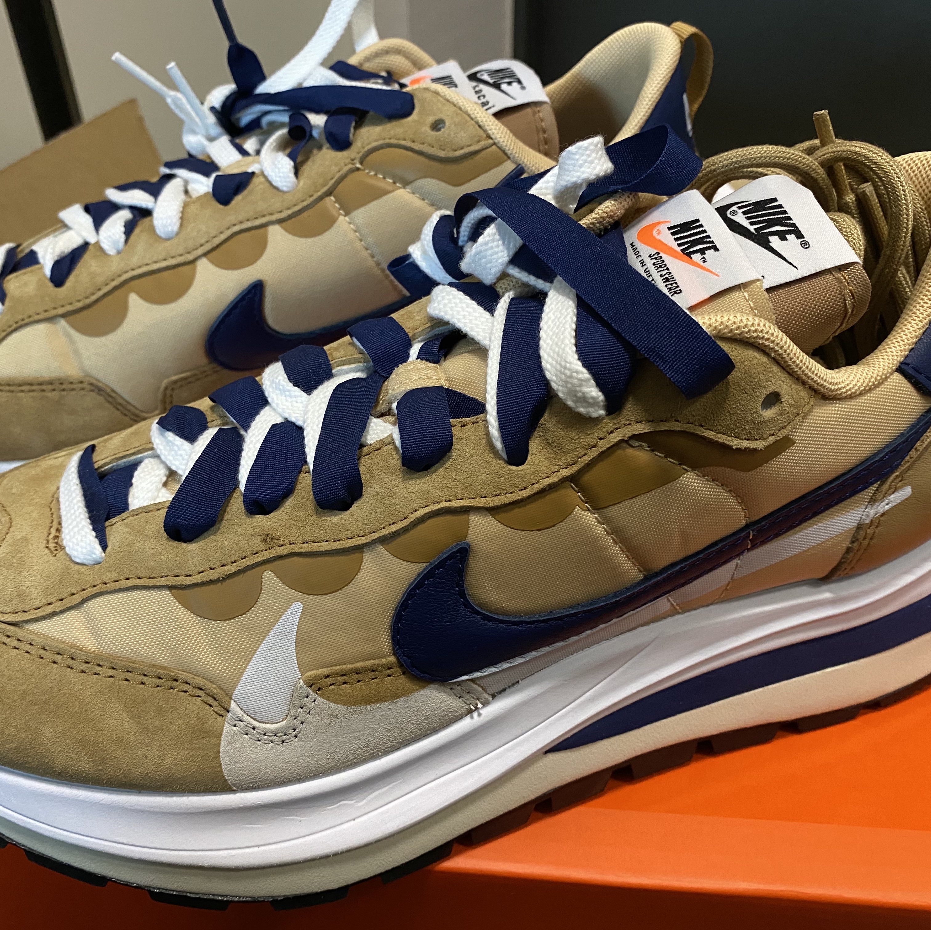 Nike x Sacai VaporWaffle Sesame and Blue Void 착용 스타일