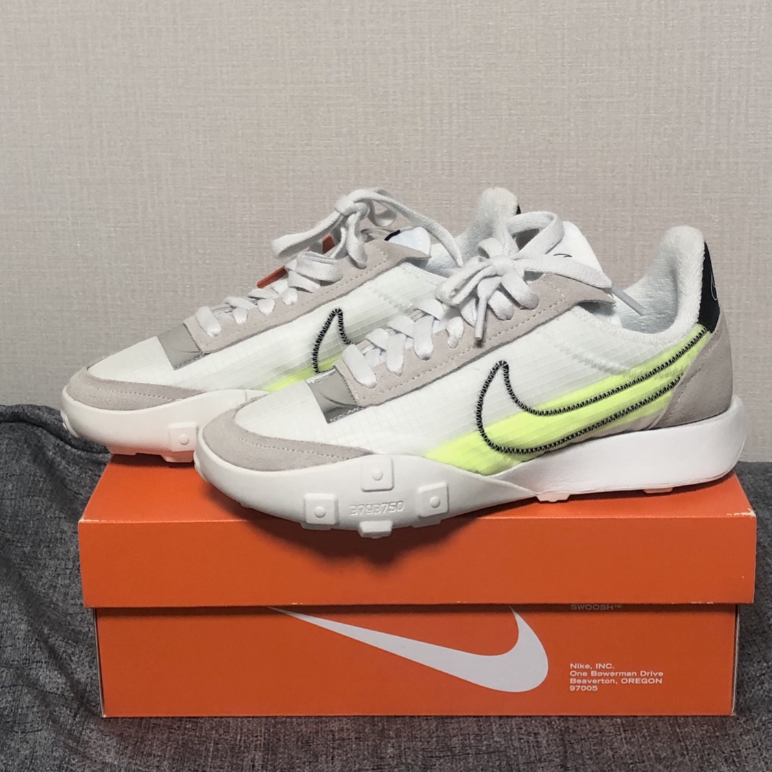 (W) Nike Waffle Racer 2X Summit White Volt 착용 스타일 - 5