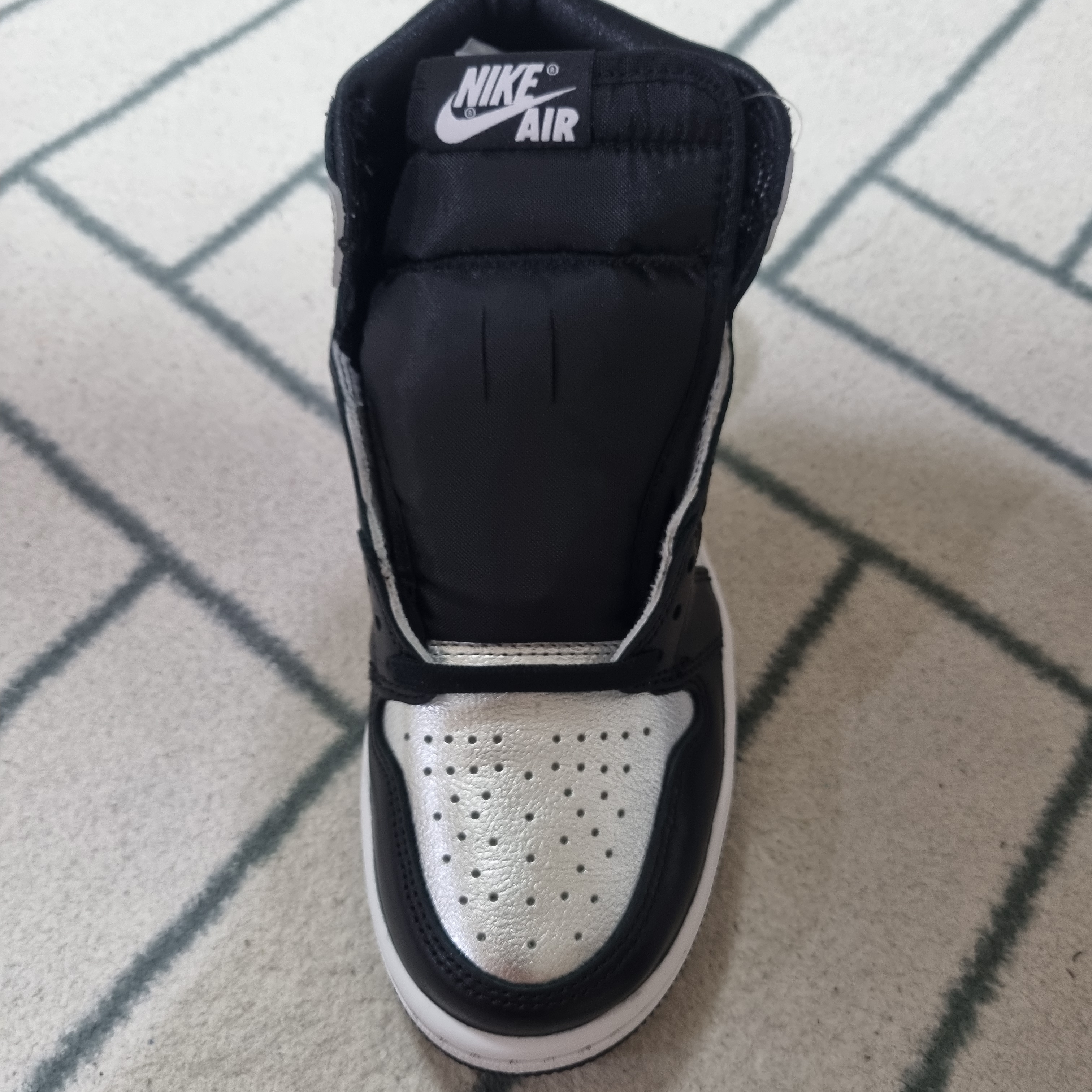 (W) Jordan 1 Retro High OG Silver Toe 착용 스타일 - 1