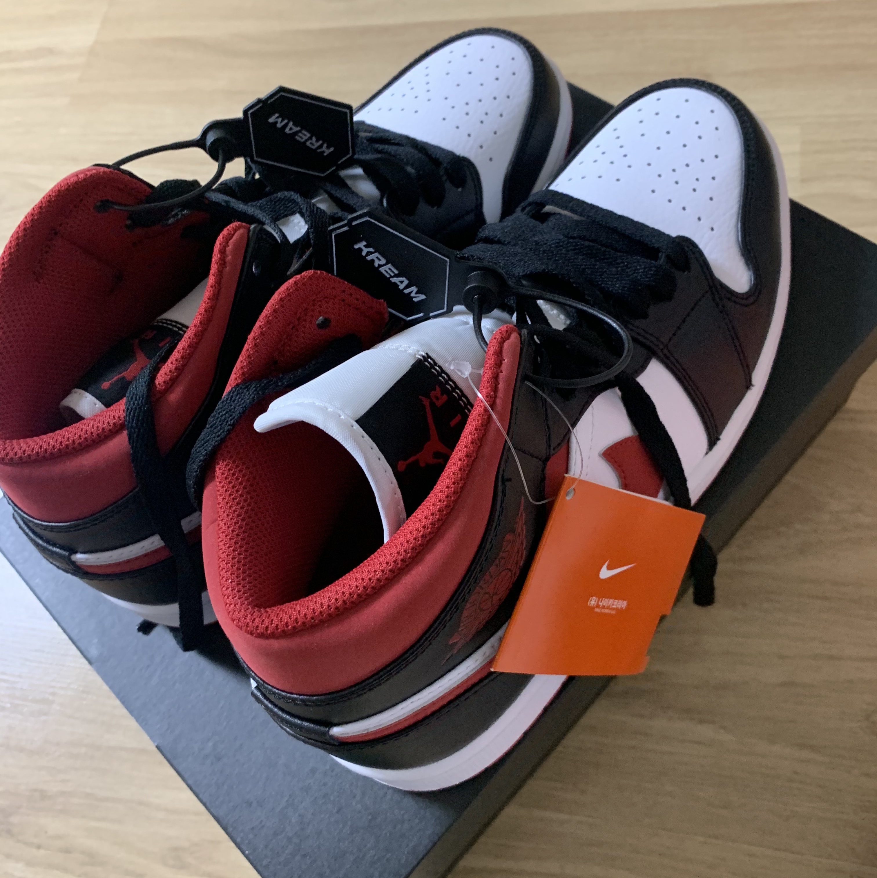 Jordan 1 Mid Gym Red Black White 착용 스타일 - 1