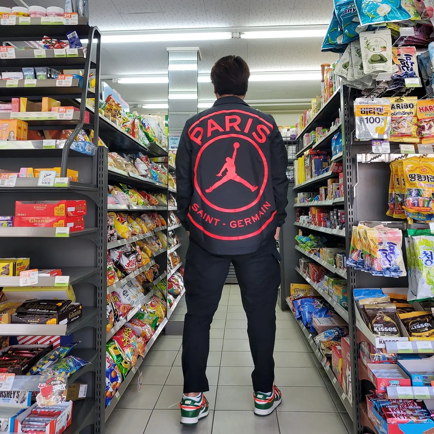 Nike x Off-White Dunk Low Pine Green, Jordan x Paris Saint-Germain Coach Jacket Black Infrared 착용 스타일 - 1