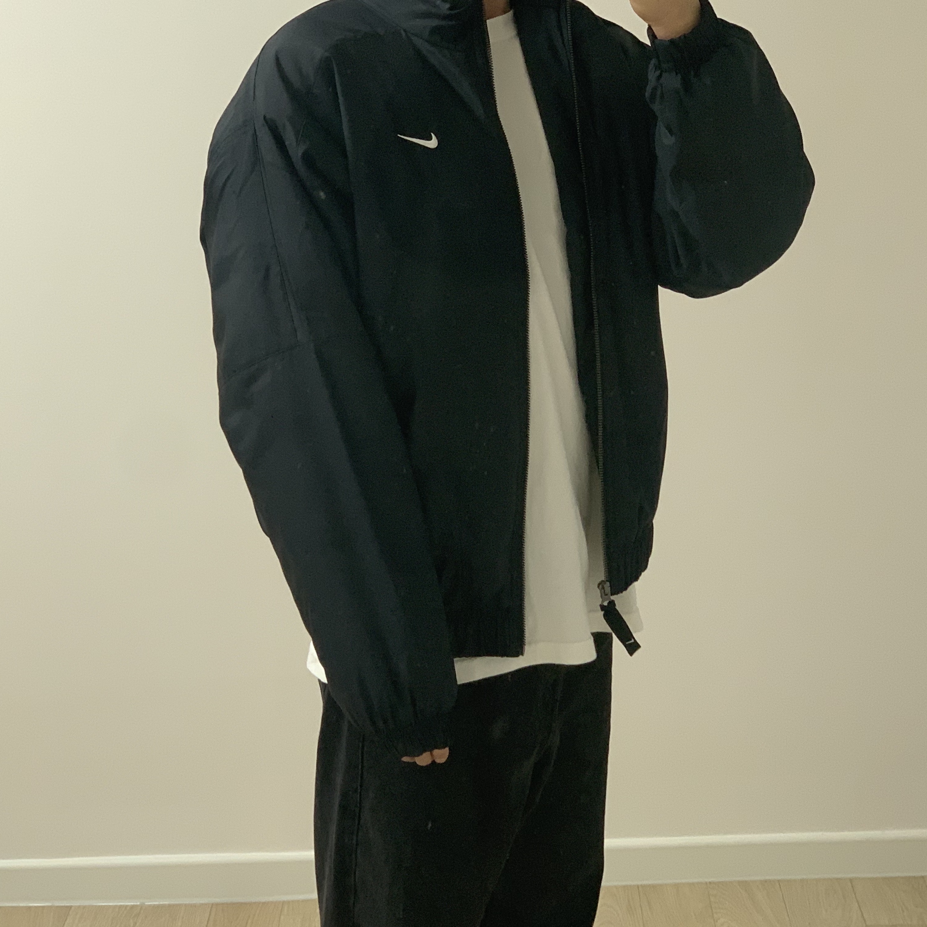 Nike NRG Solo Swoosh Satin Bomber Jacket Black Kumquat - Asia, Nike NRG Solo Swoosh Satin Bomber Jacket Light Army - Asia 착용 스타일 - 3
