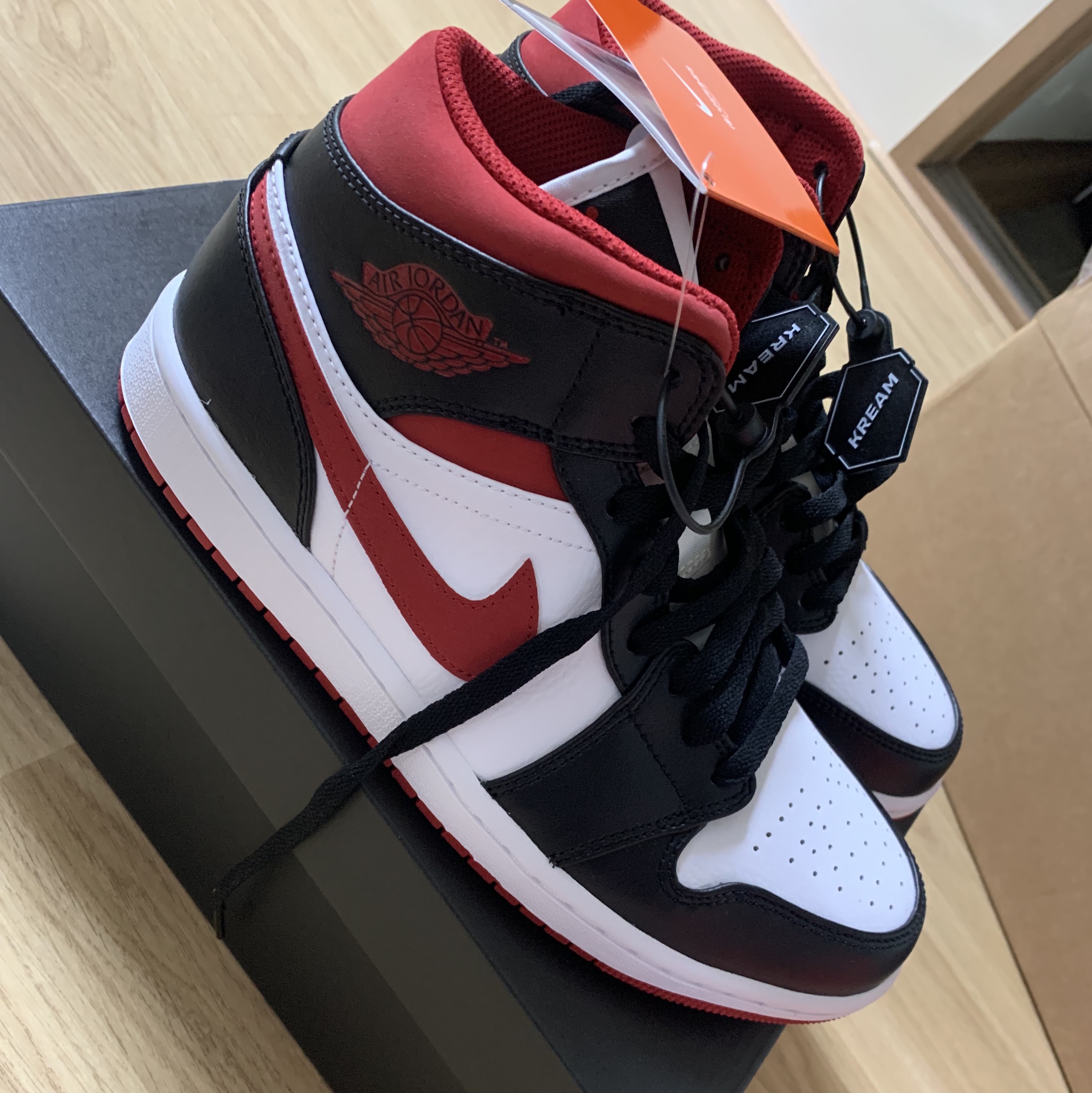Jordan 1 Mid Gym Red Black White 착용 스타일 - 2