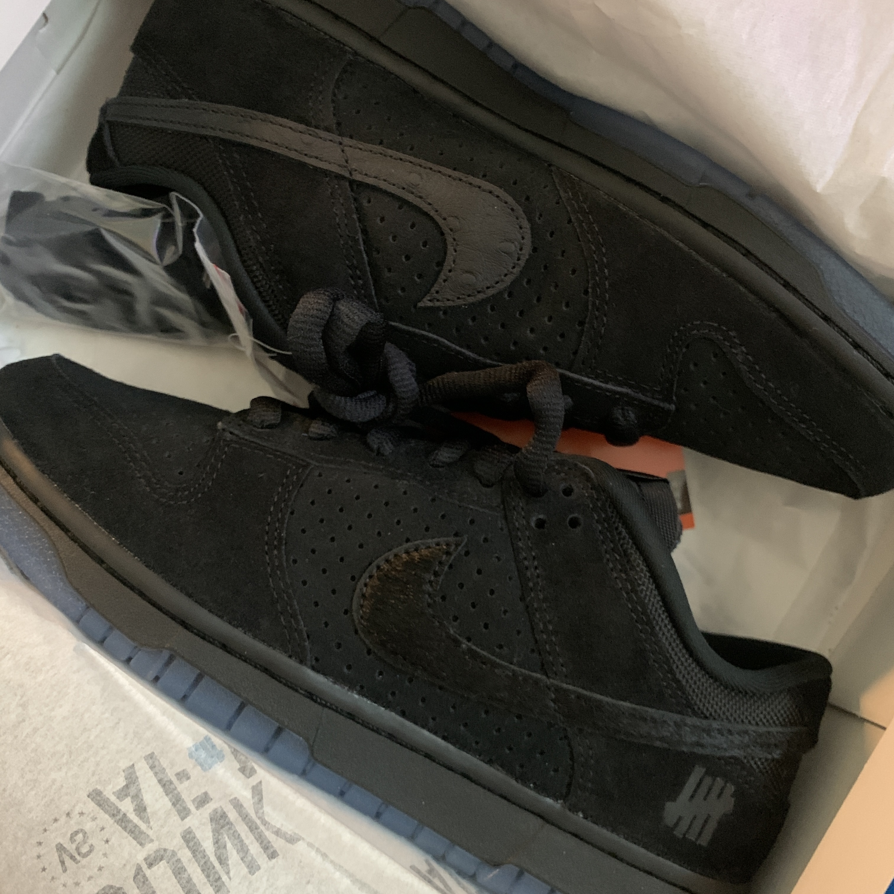 Nike x Undefeated Dunk Low SP 5 On It Black, Nike Air Force 1 Mid QS NYC Cool Grey 착용 스타일 - 2