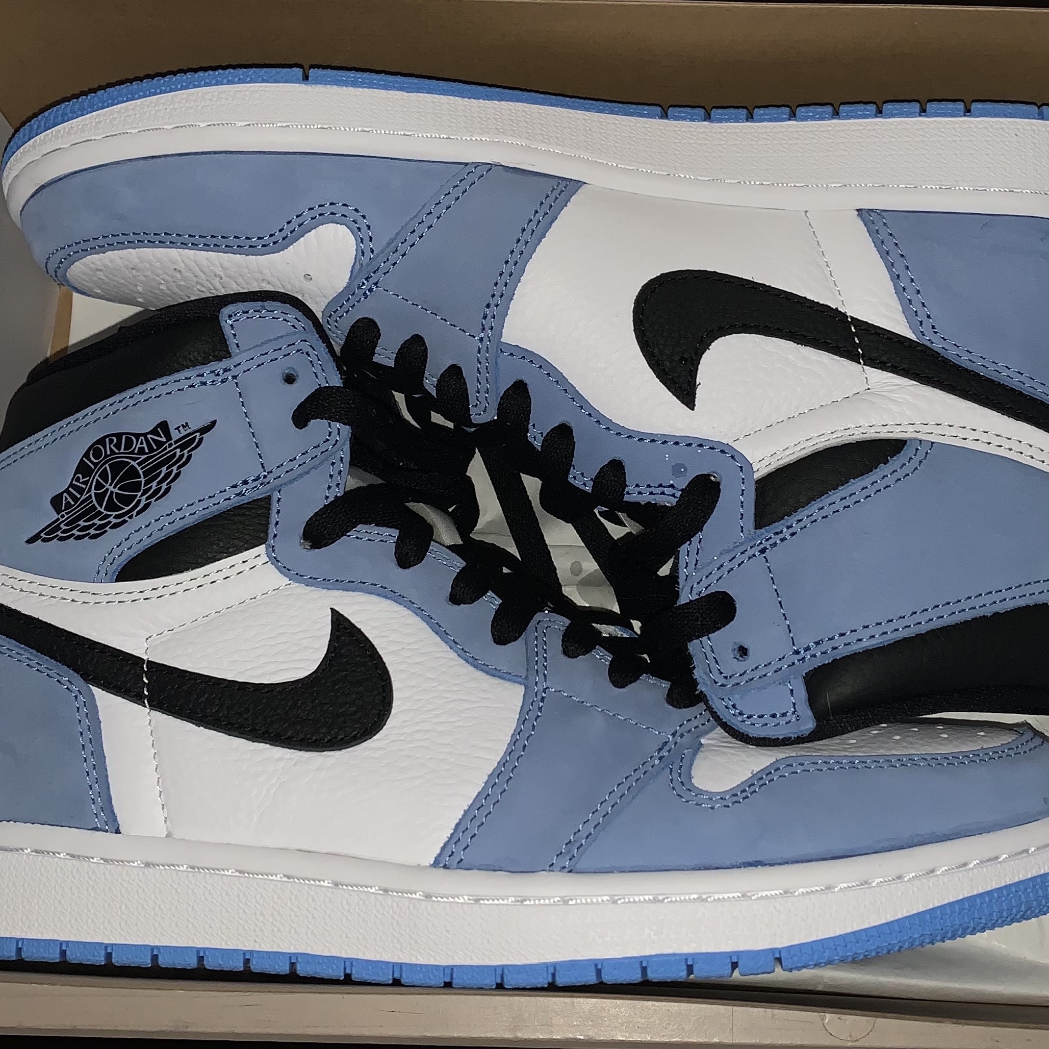 Jordan 1 Retro High OG University Blue 착용 스타일 - 3