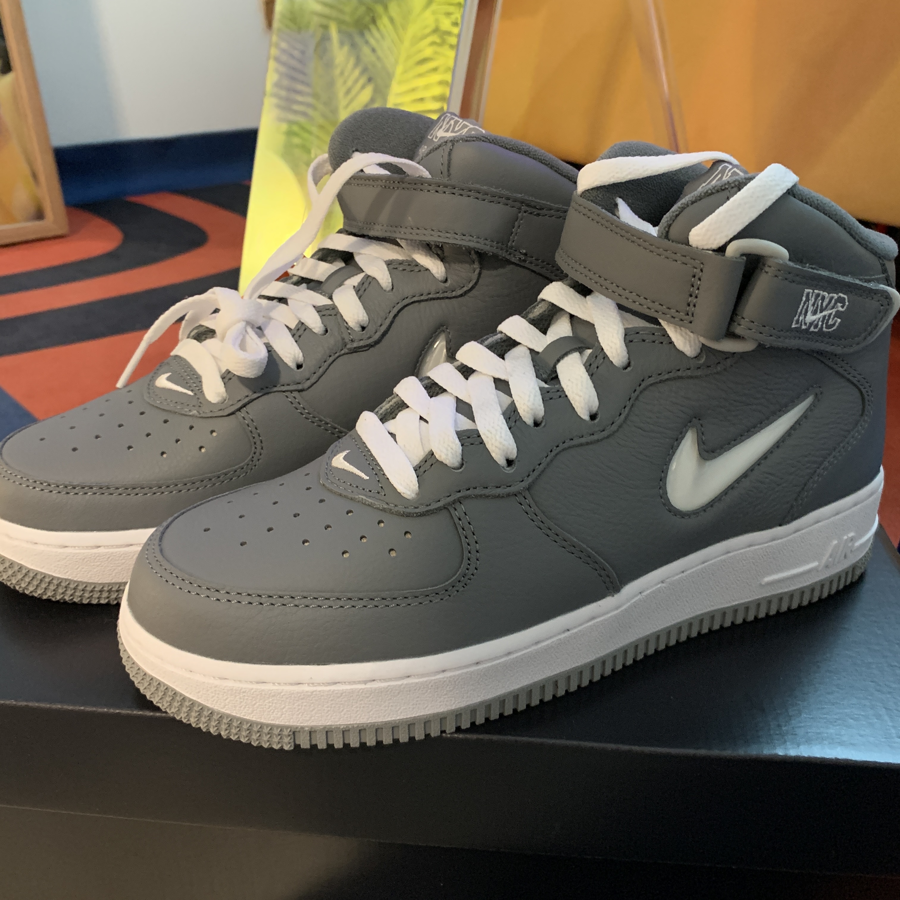 Nike x Undefeated Dunk Low SP 5 On It Black, Nike Air Force 1 Mid QS NYC Cool Grey 착용 스타일 - 3