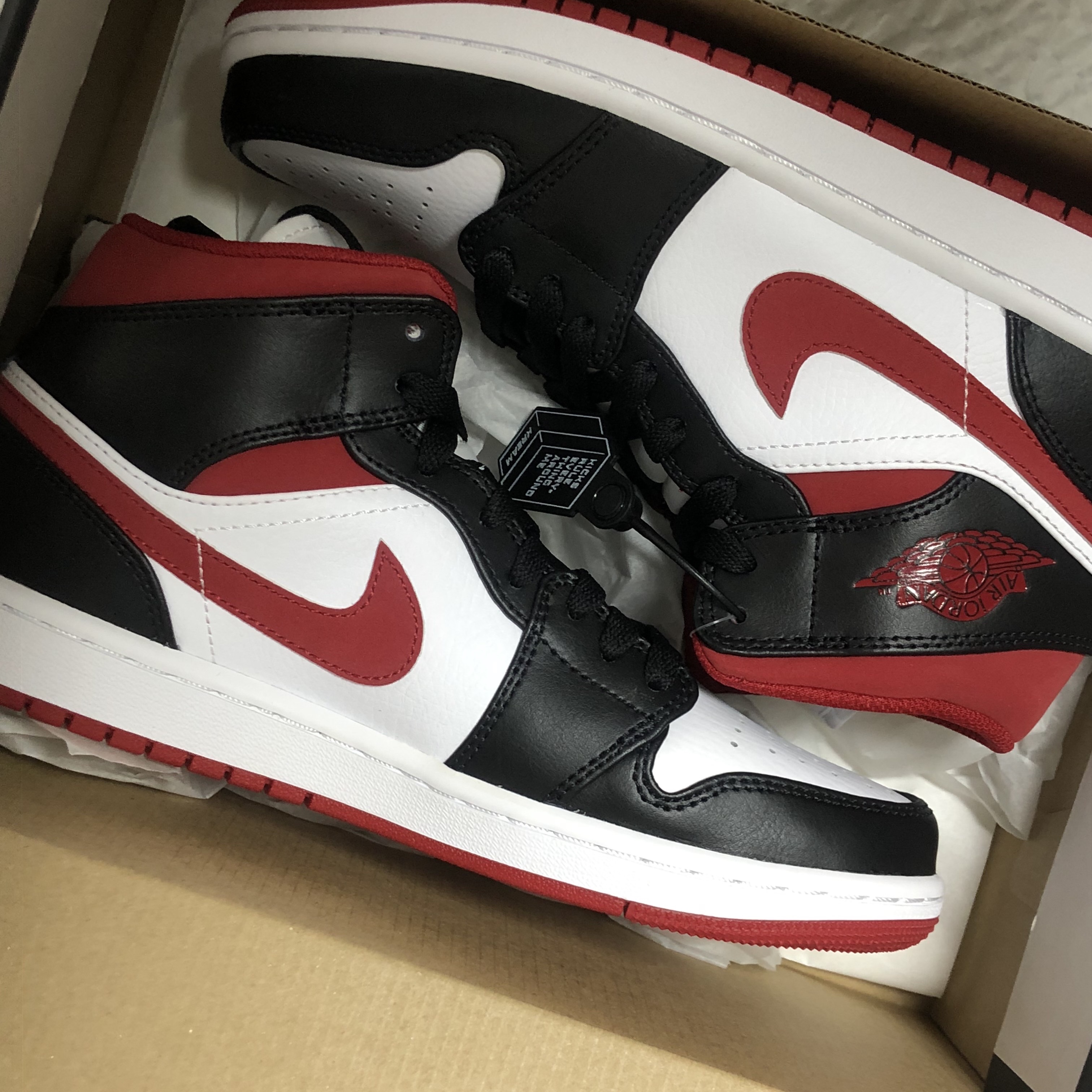 Jordan 1 Mid Gym Red Black White 착용 스타일 - 3