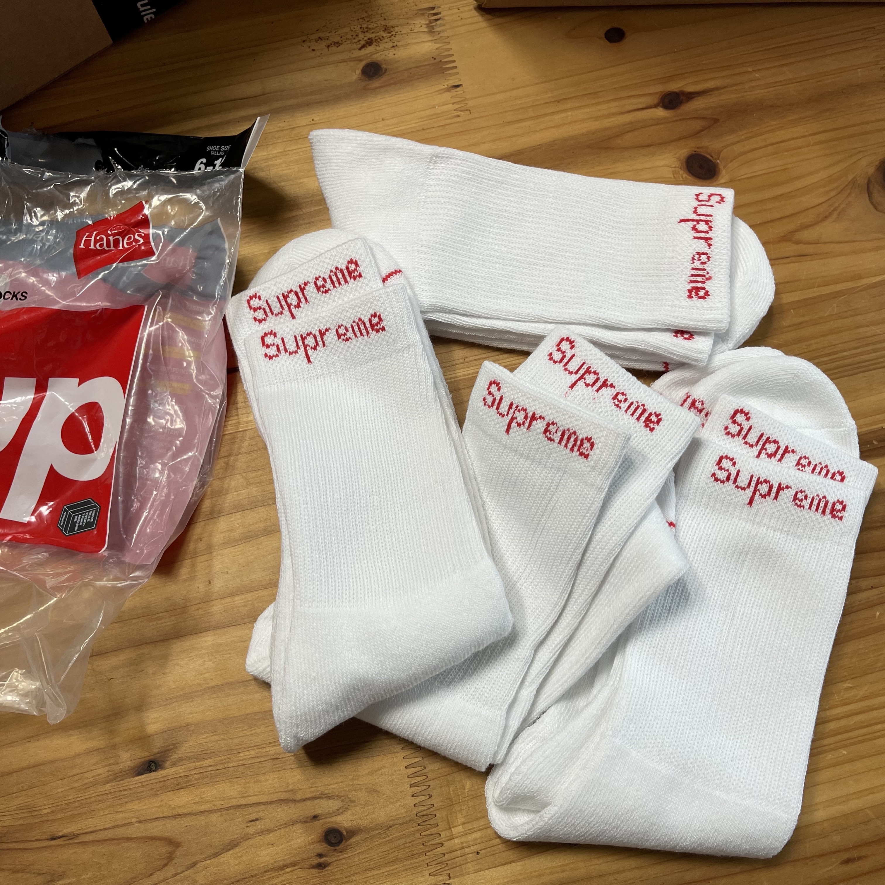 Supreme Hanes Crew Socks White (4 Pack) 착용 스타일 - 1