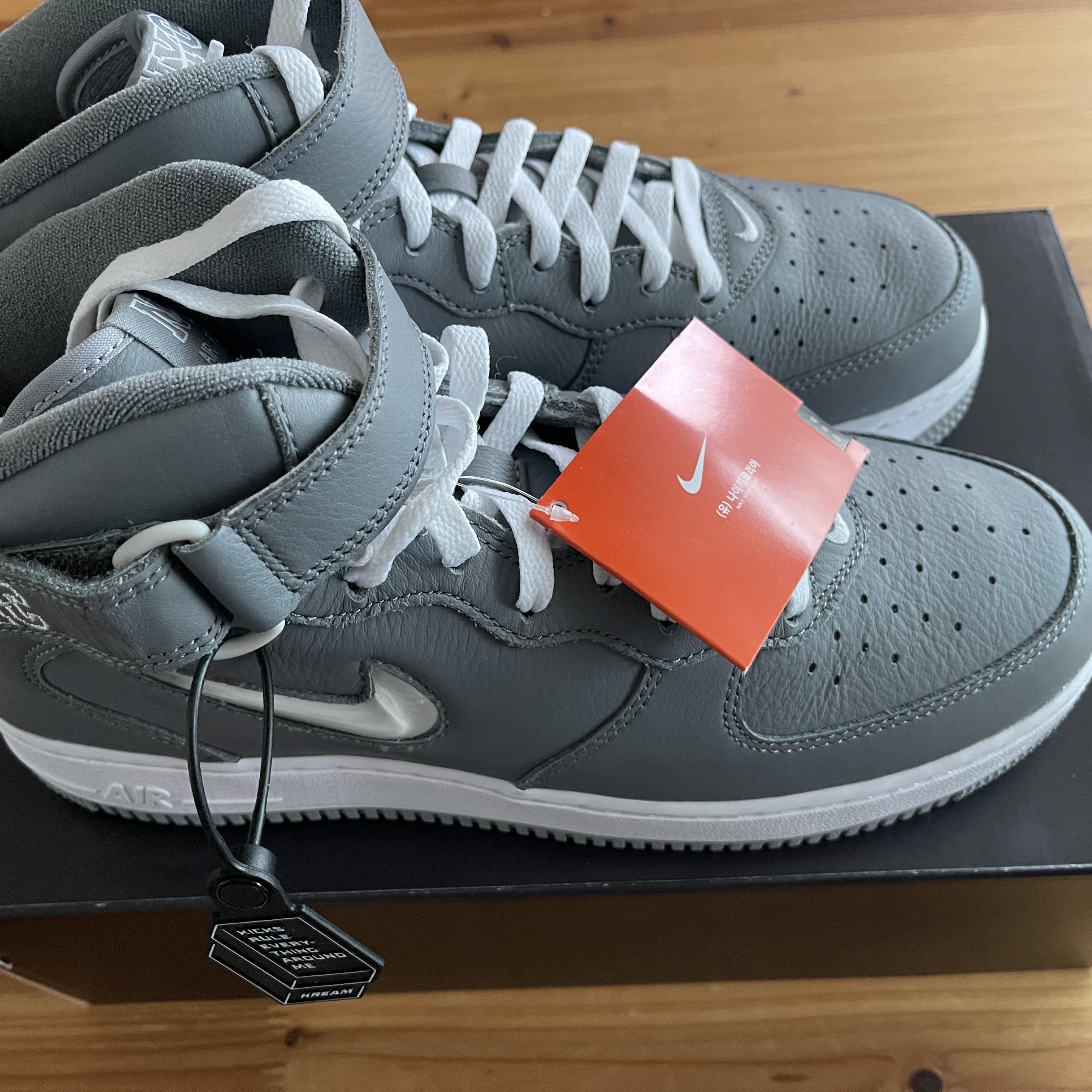 Nike Air Force 1 Mid QS NYC Cool Grey 착용 스타일 - 3