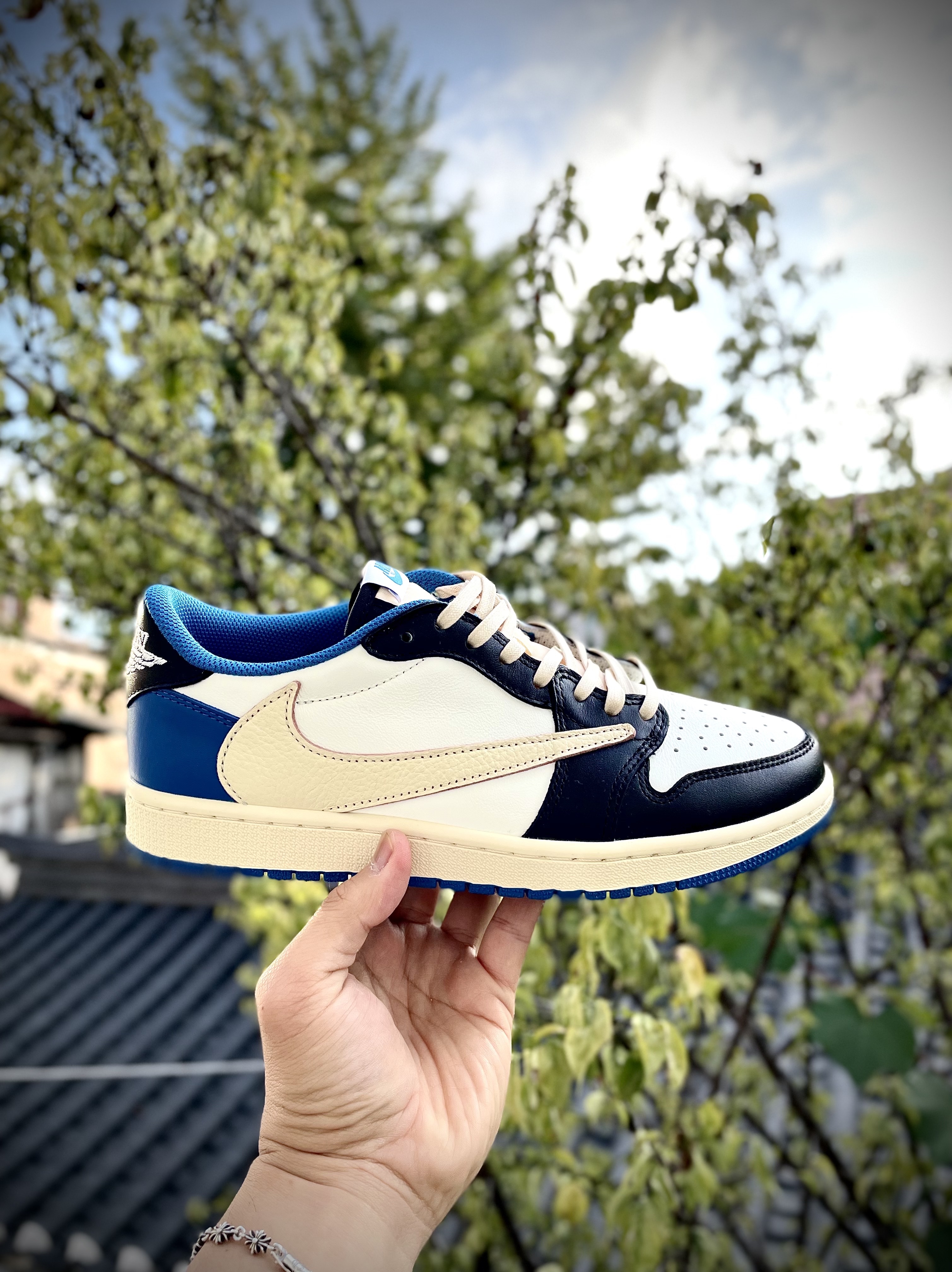 Jordan 1 x Travis Scott x Fragment Retro Low OG SP Military Blue 착용 스타일