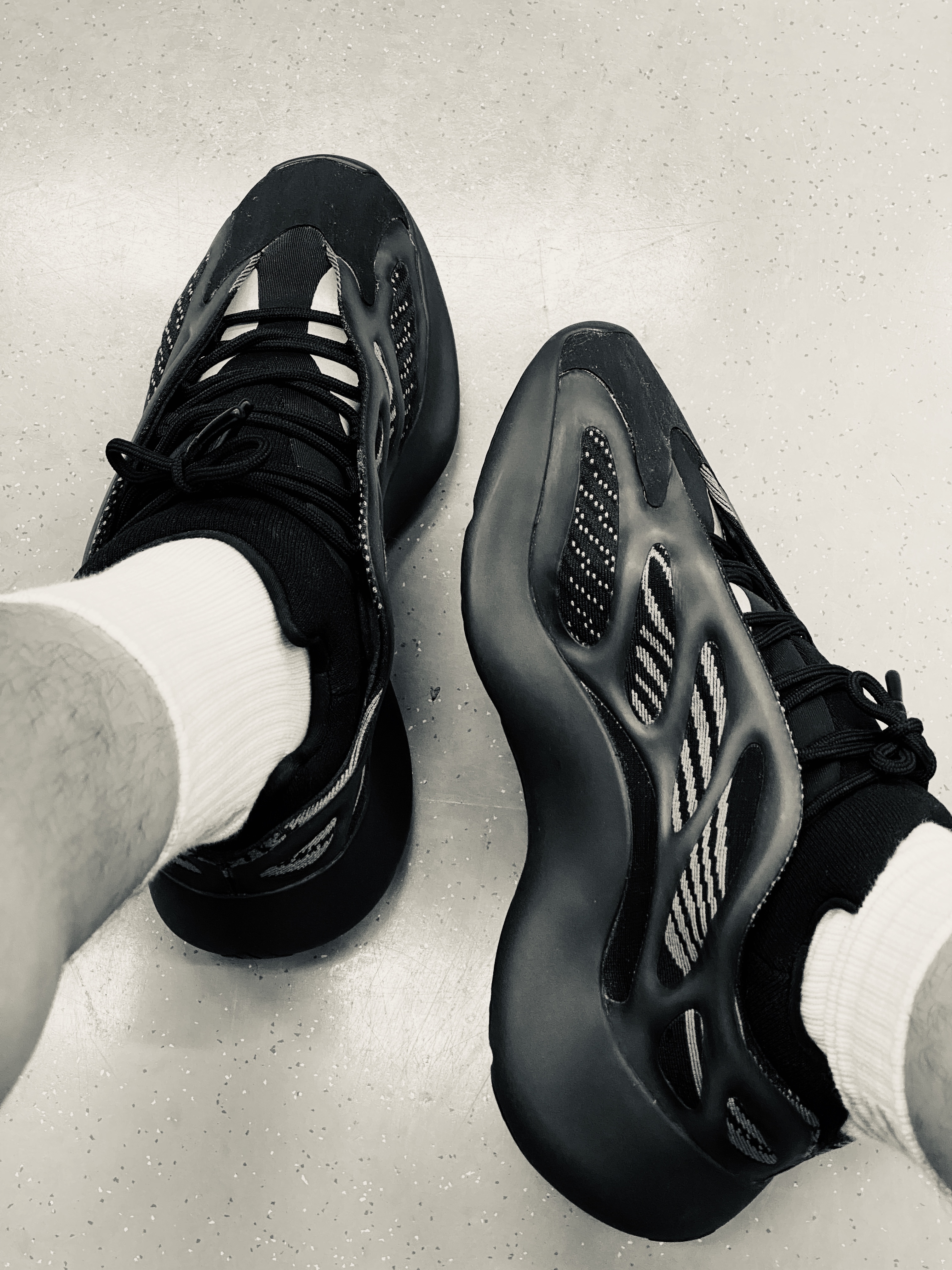 Adidas Yeezy 700 V3 Alvah 착용 스타일