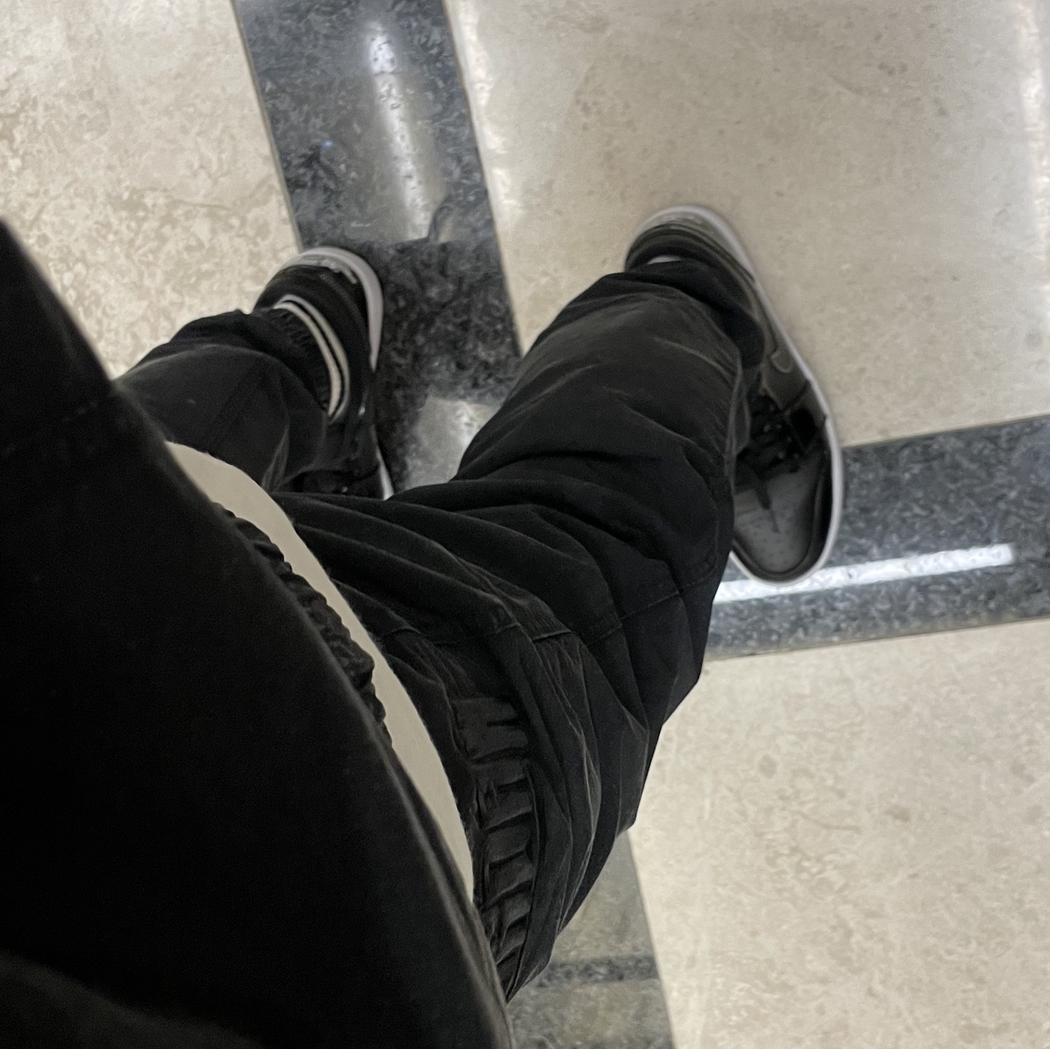Jordan 1 Low SE ASW Black 착용 스타일 - 3