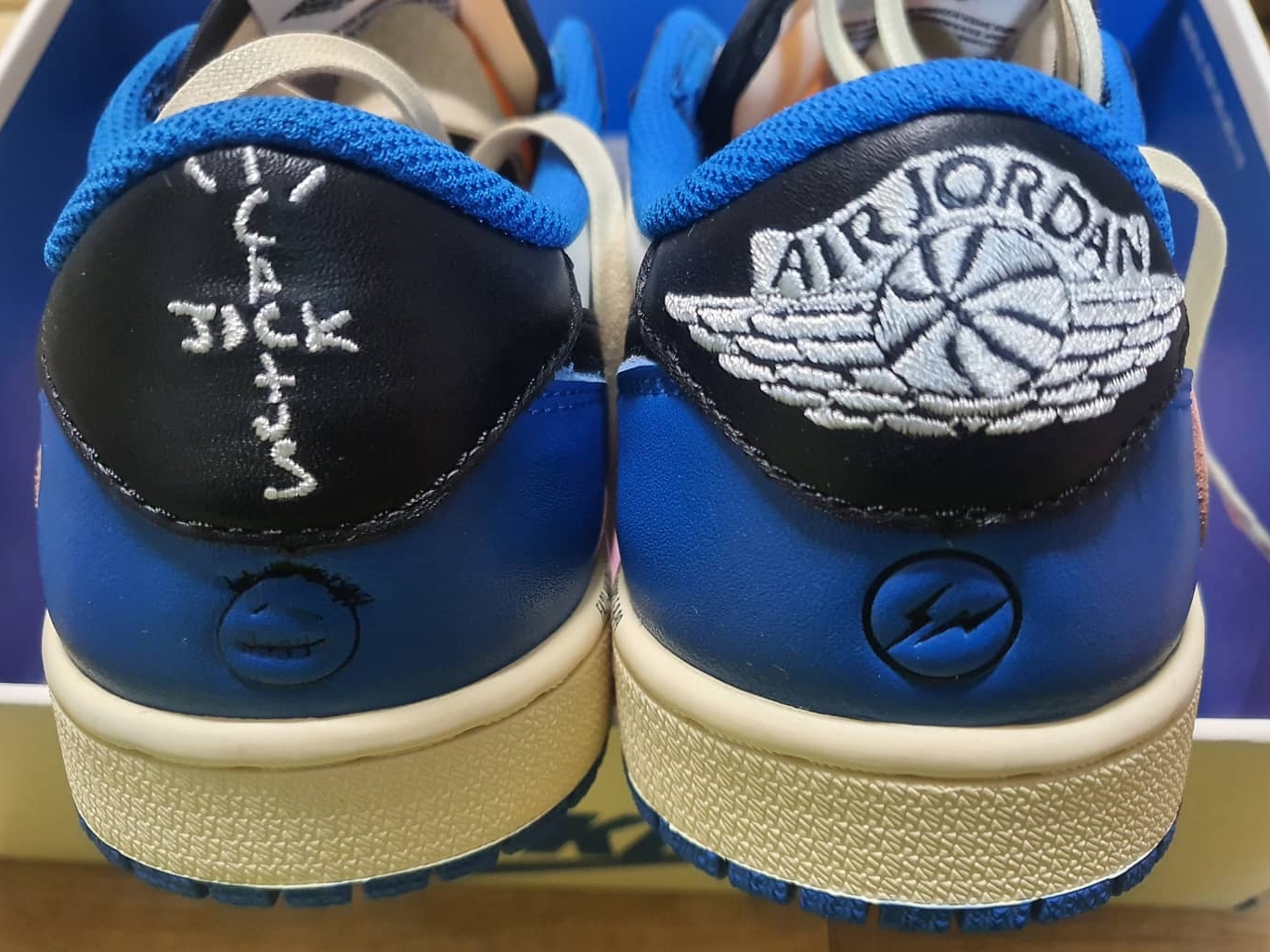 Jordan 1 x Travis Scott x Fragment Retro Low OG SP Military Blue 착용 스타일 - 2