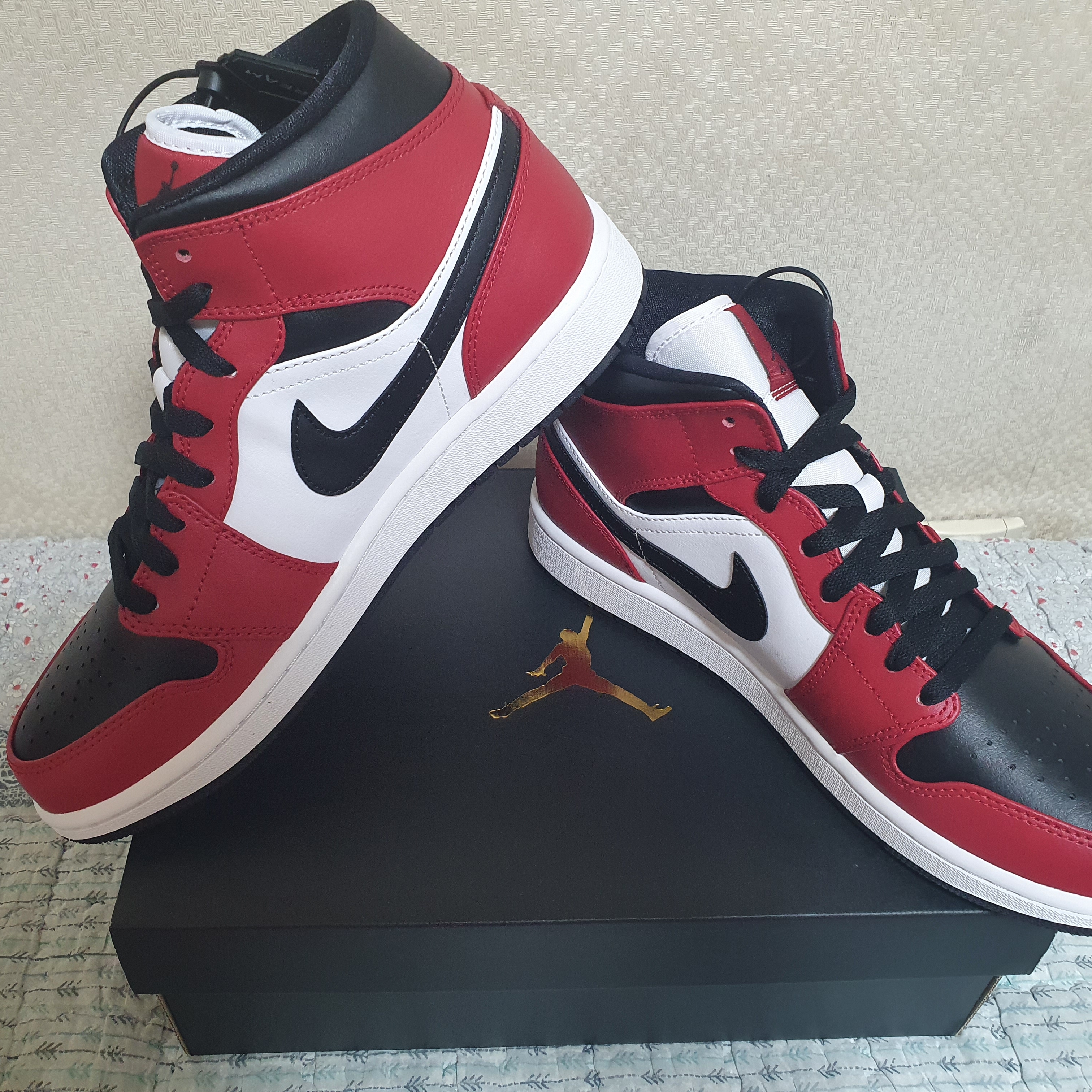 Jordan 1 Mid Chicago Black Toe 착용 스타일 - 2