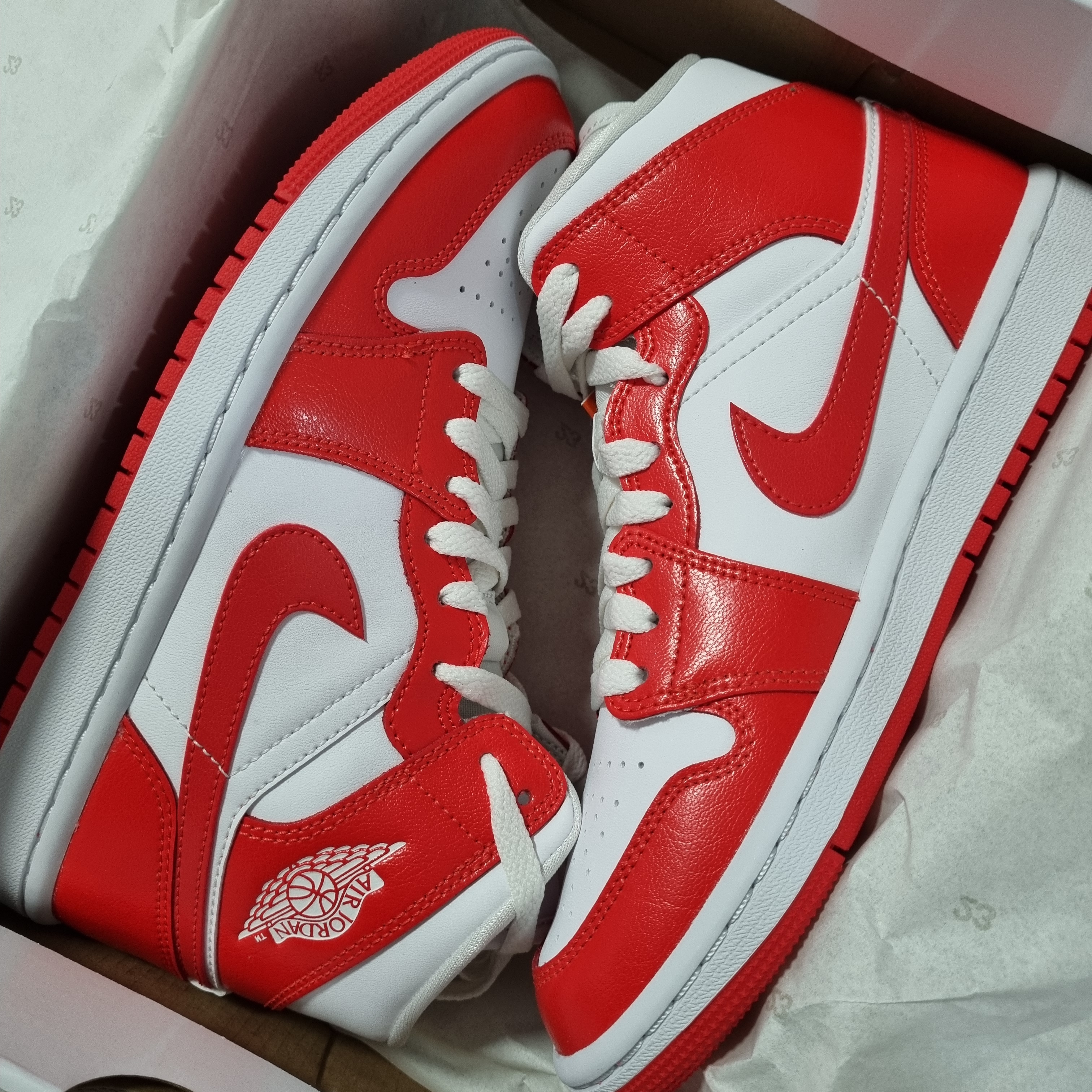 (W) Jordan 1 Mid Habanero Red 착용 스타일