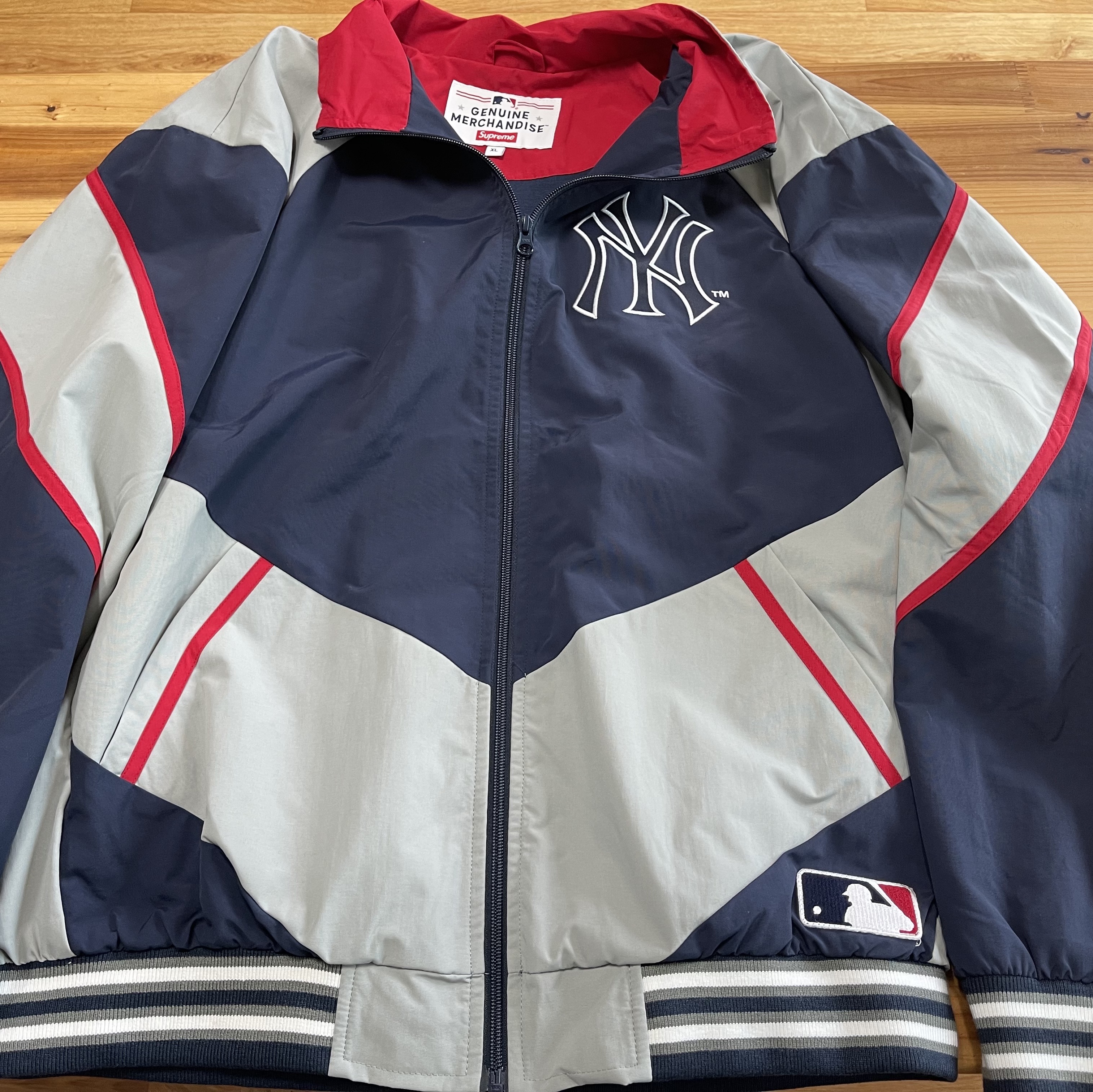 Supreme x New York Yankees Track Jacket Navy - 21FW, Supreme x New York Yankees Track Pants Navy - 21FW 착용 스타일 - 1