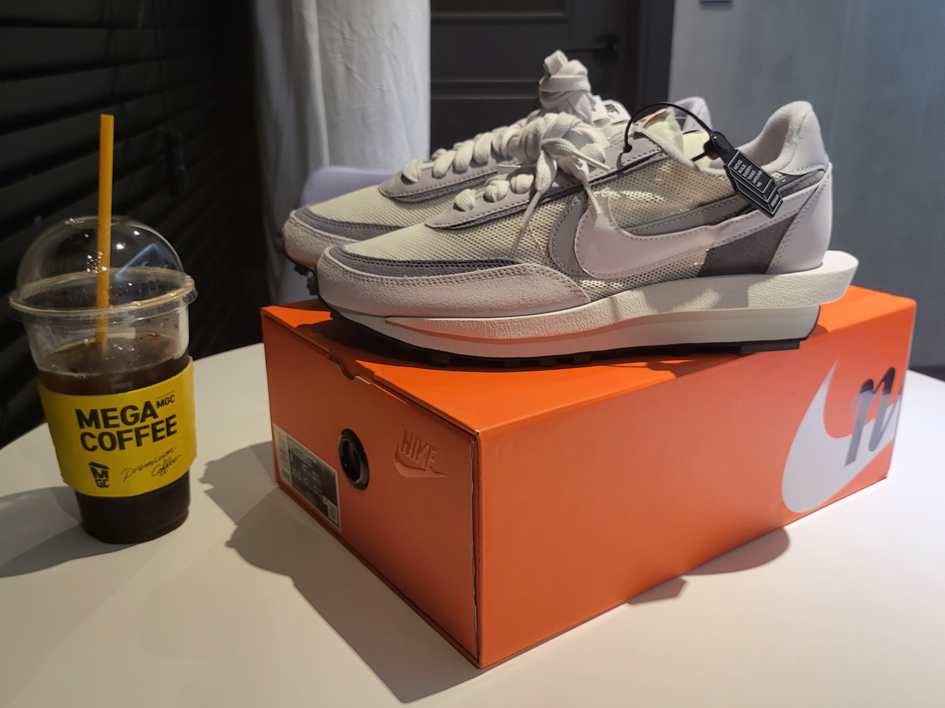 Nike x Sacai LDWaffle Summit White 착용 스타일 - 2