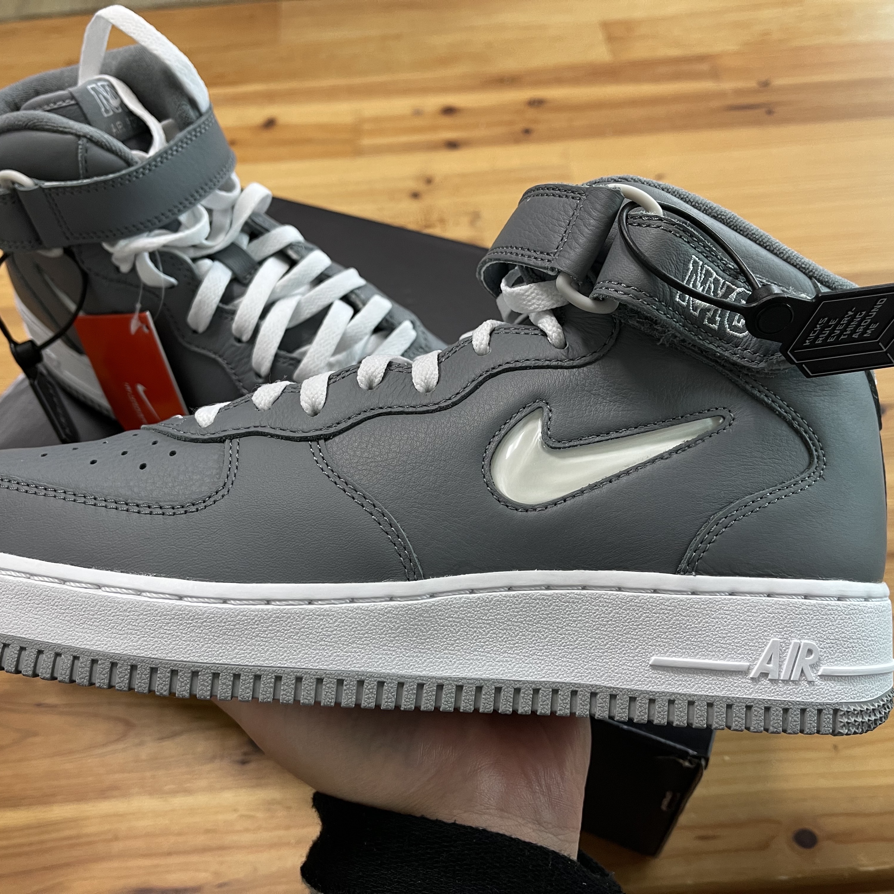 Nike Air Force 1 Mid QS NYC Cool Grey 착용 스타일 - 1