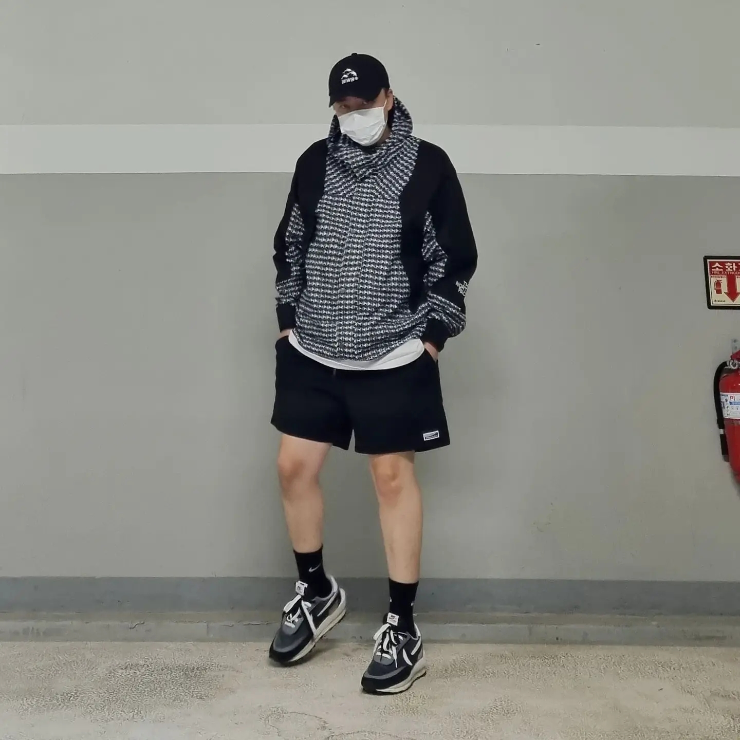 Nike x Sacai LDWaffle Black, Supreme x The North Face Studded Mountain Light Jacket Black - 21SS 착용 스타일 - 2