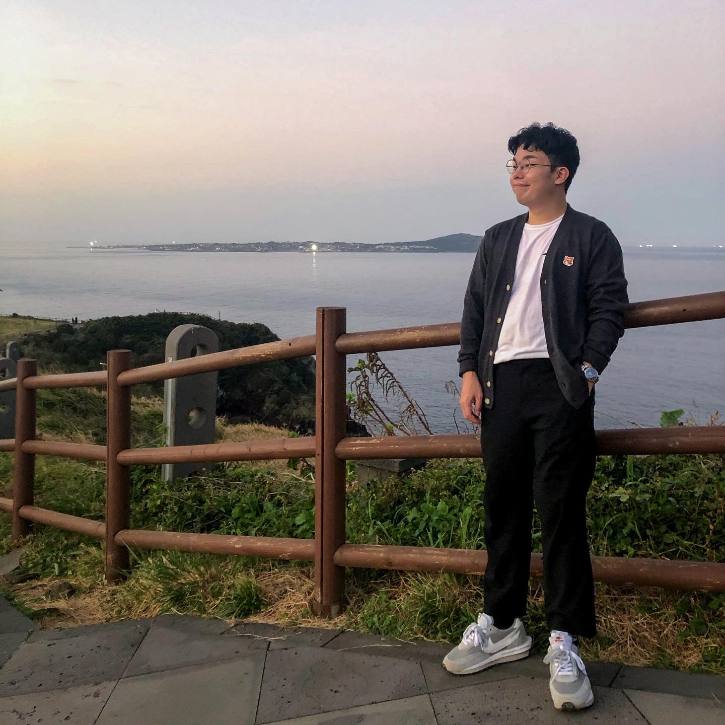 Nike x Sacai x Fragment LDWaffle Light Smoke Grey, Maison Kitsune Fox Head Patch Classic Cardigan Anthracite Melange 착용 스타일 - 2
