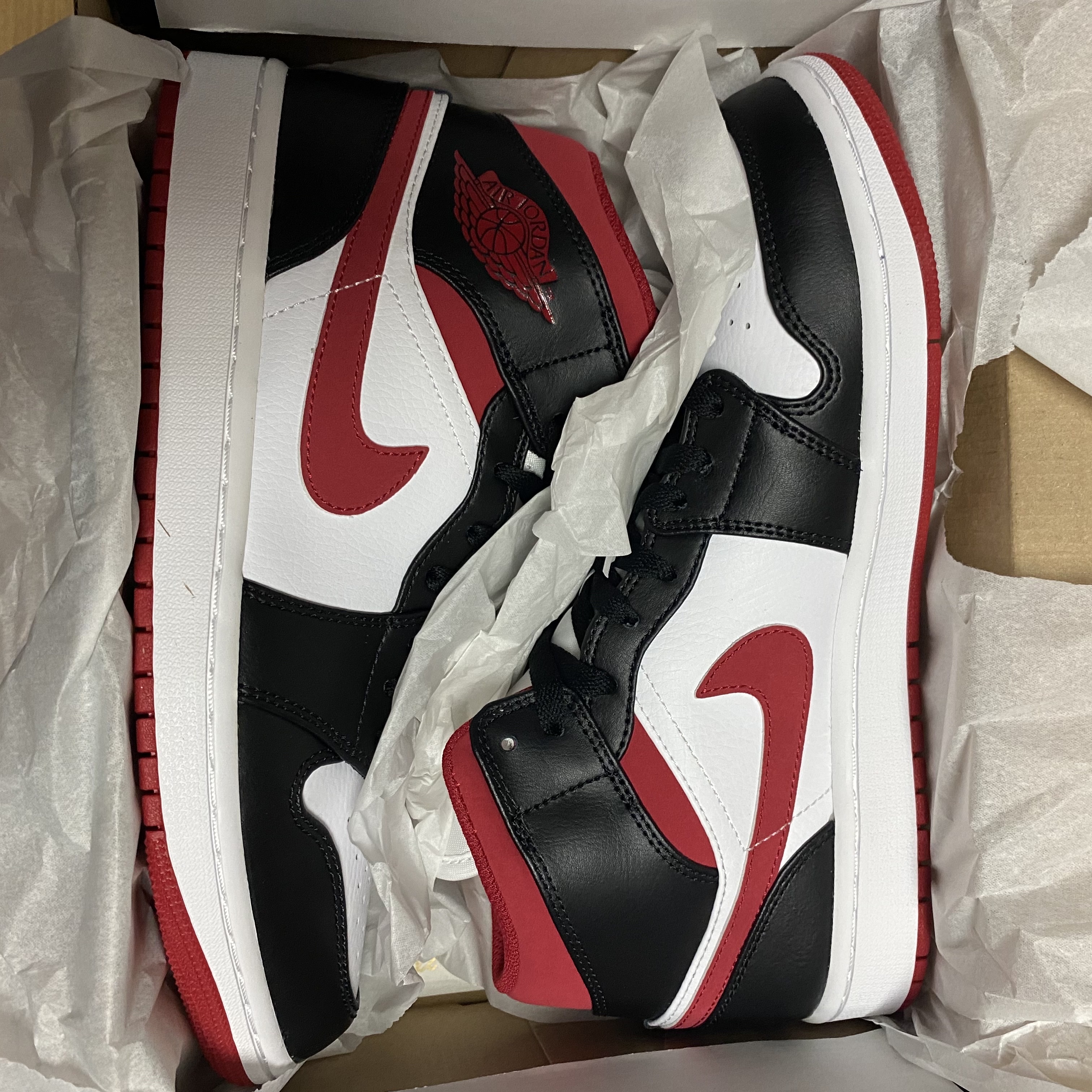 Jordan 1 Mid Gym Red Black White 착용 스타일 - 2