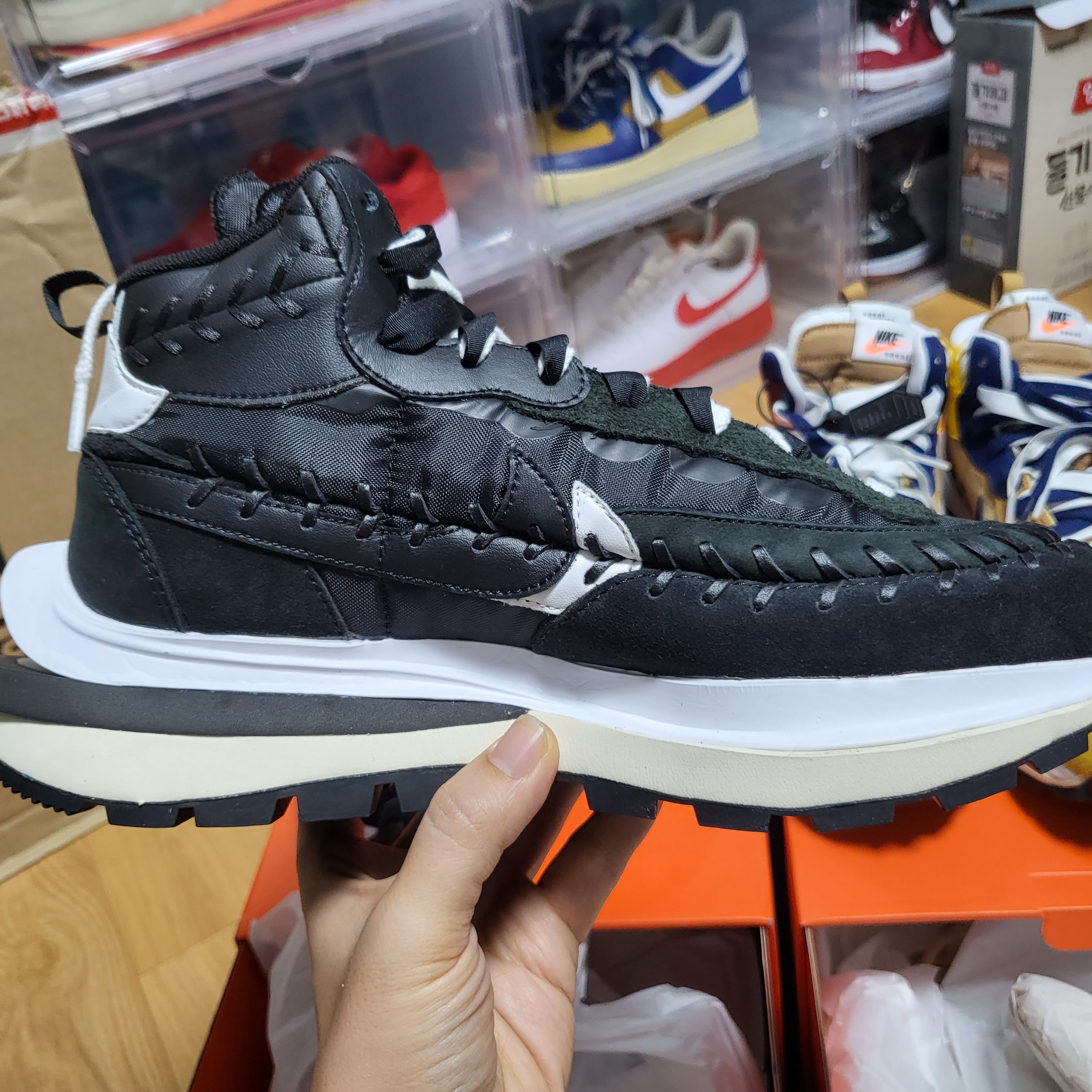 Nike x Sacai x Jean Paul Gaultier VaporWaffle Black White, Nike x Sacai x Jean Paul Gaultier VaporWaffle Sesame Blue Void 착용 스타일 - 3