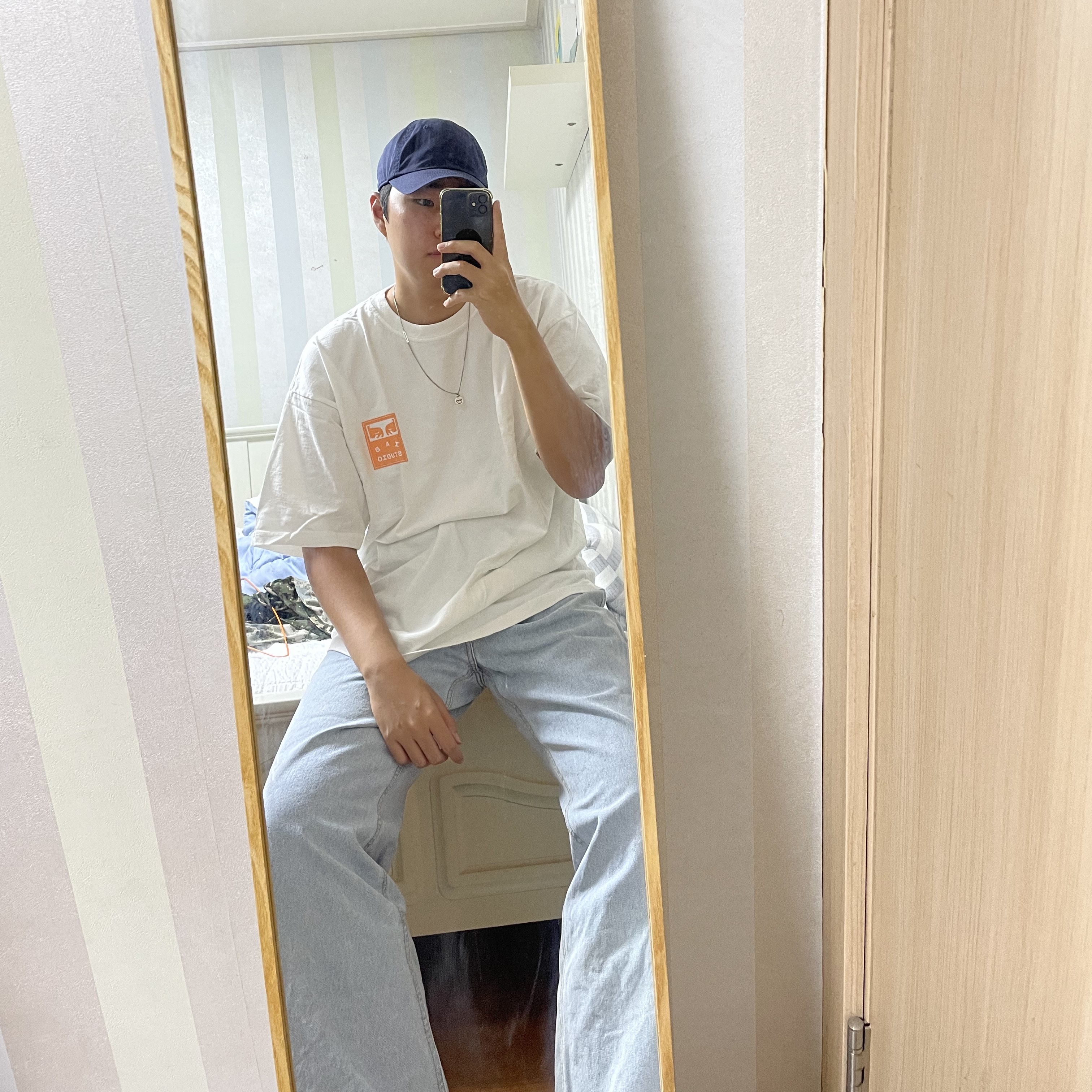 IAB Studio x Obey Eyes Icon T-Shirt White, IAB Studio Cap Navy 착용 스타일