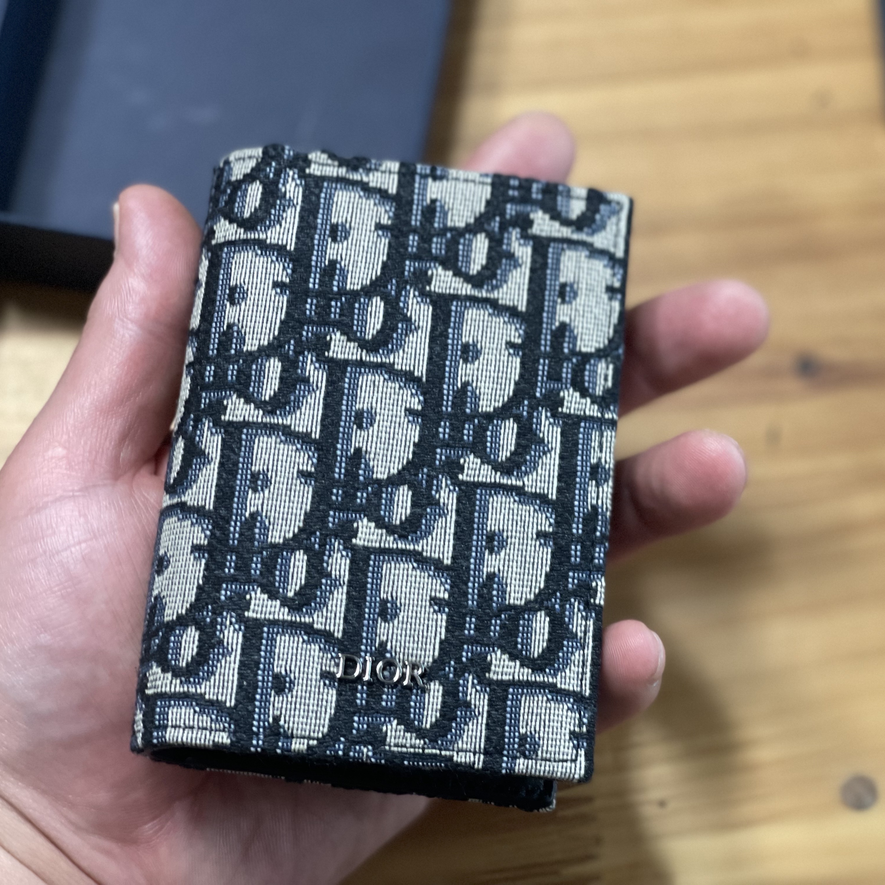 Dior Bi-Fold Card Holder Beige & Black Dior Oblique Jacquard 착용 스타일 - 1