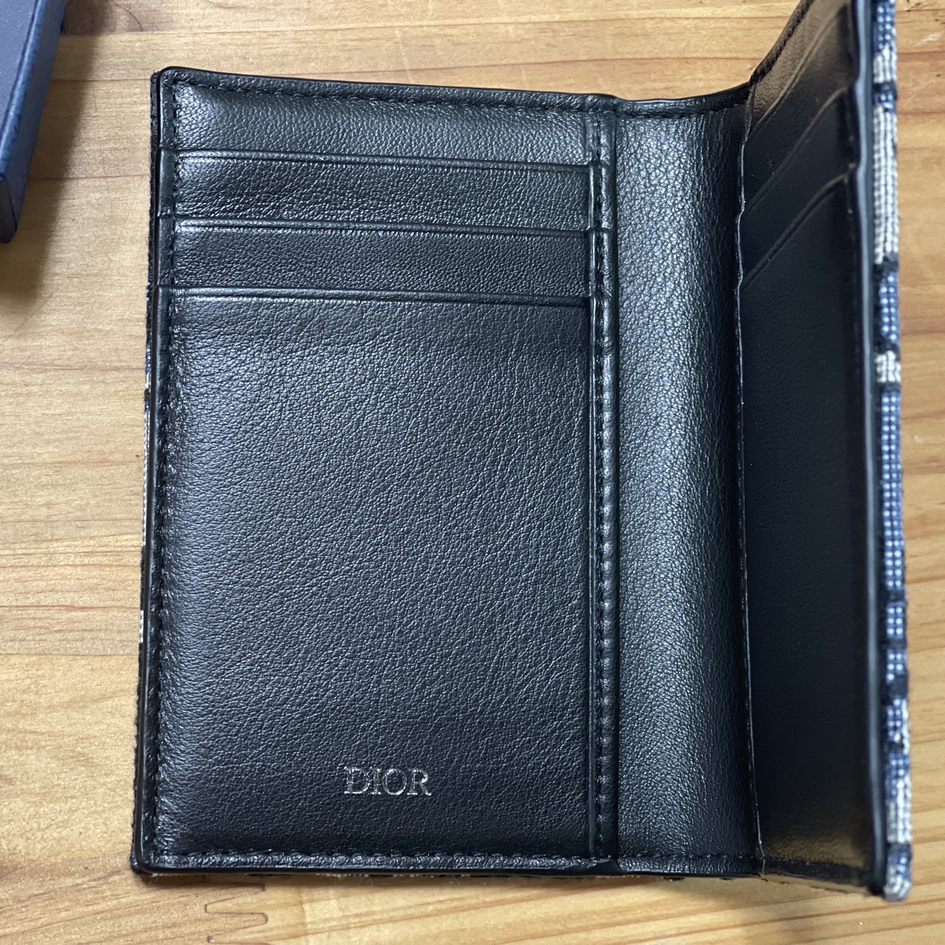 Dior Bi-Fold Card Holder Beige & Black Dior Oblique Jacquard 착용 스타일 - 2