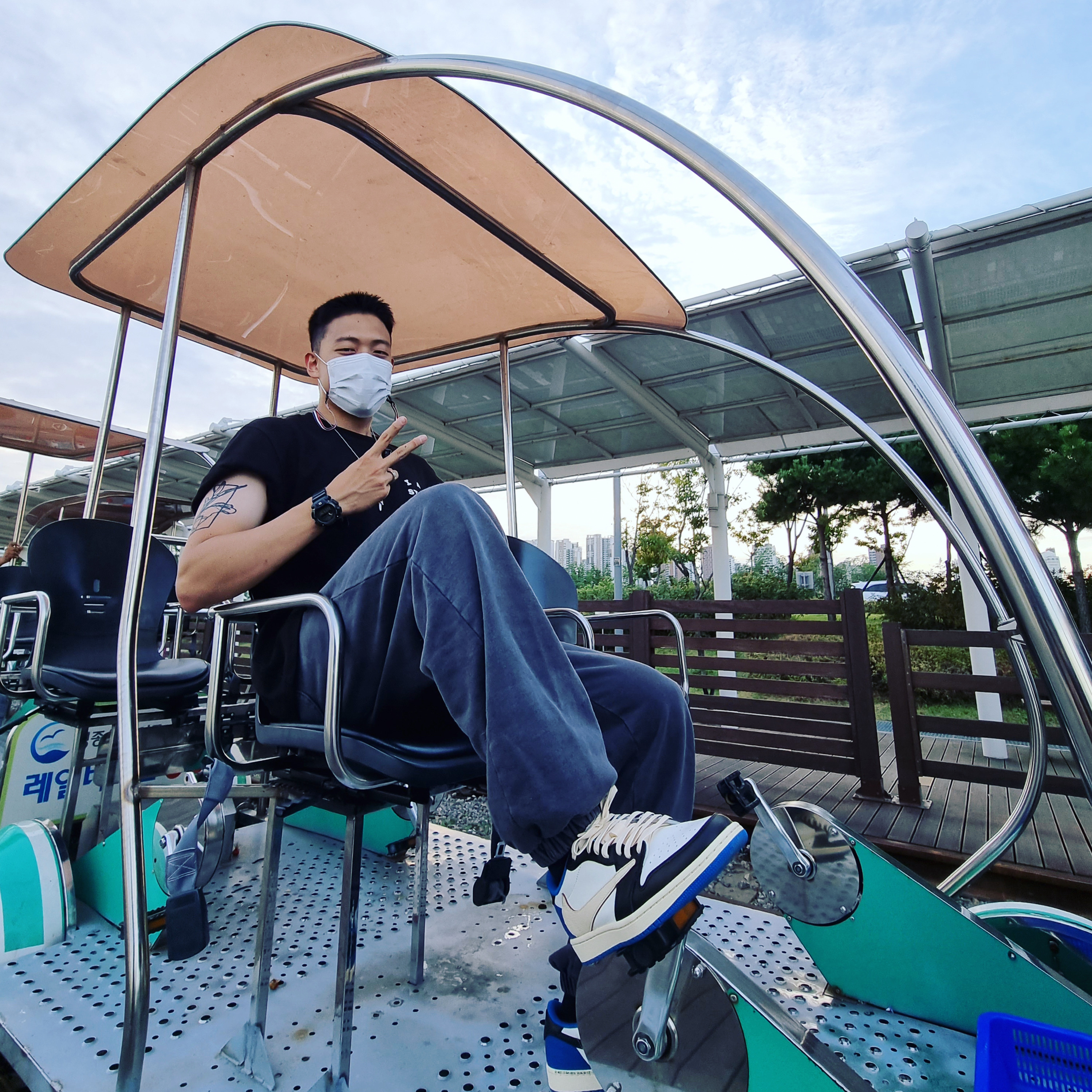 Jordan 1 x Travis Scott x Fragment Retro Low OG SP Military Blue, IAB Studio T-Shirt Black 착용 스타일