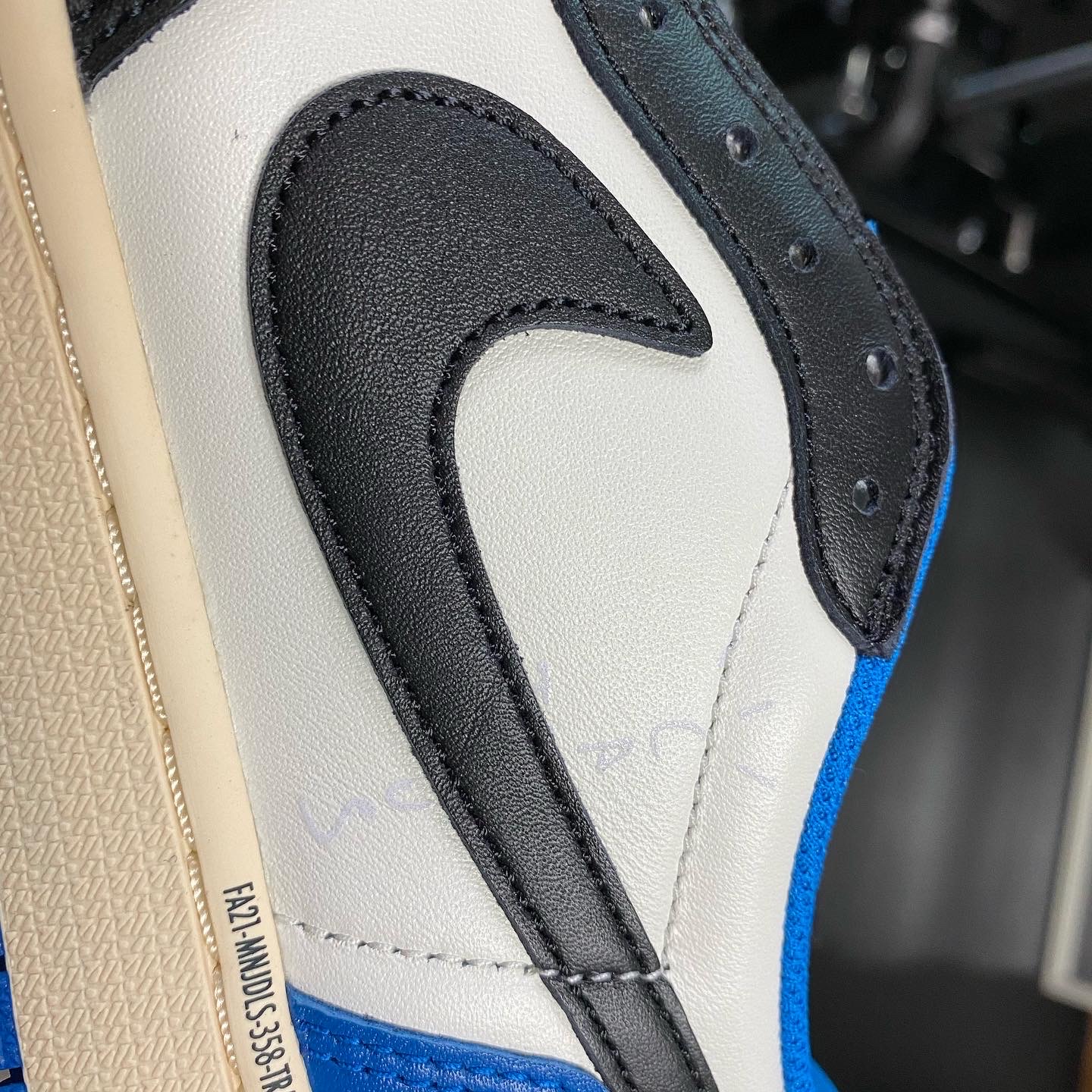 Jordan 1 x Travis Scott x Fragment Retro Low OG SP Military Blue 착용 스타일 - 2