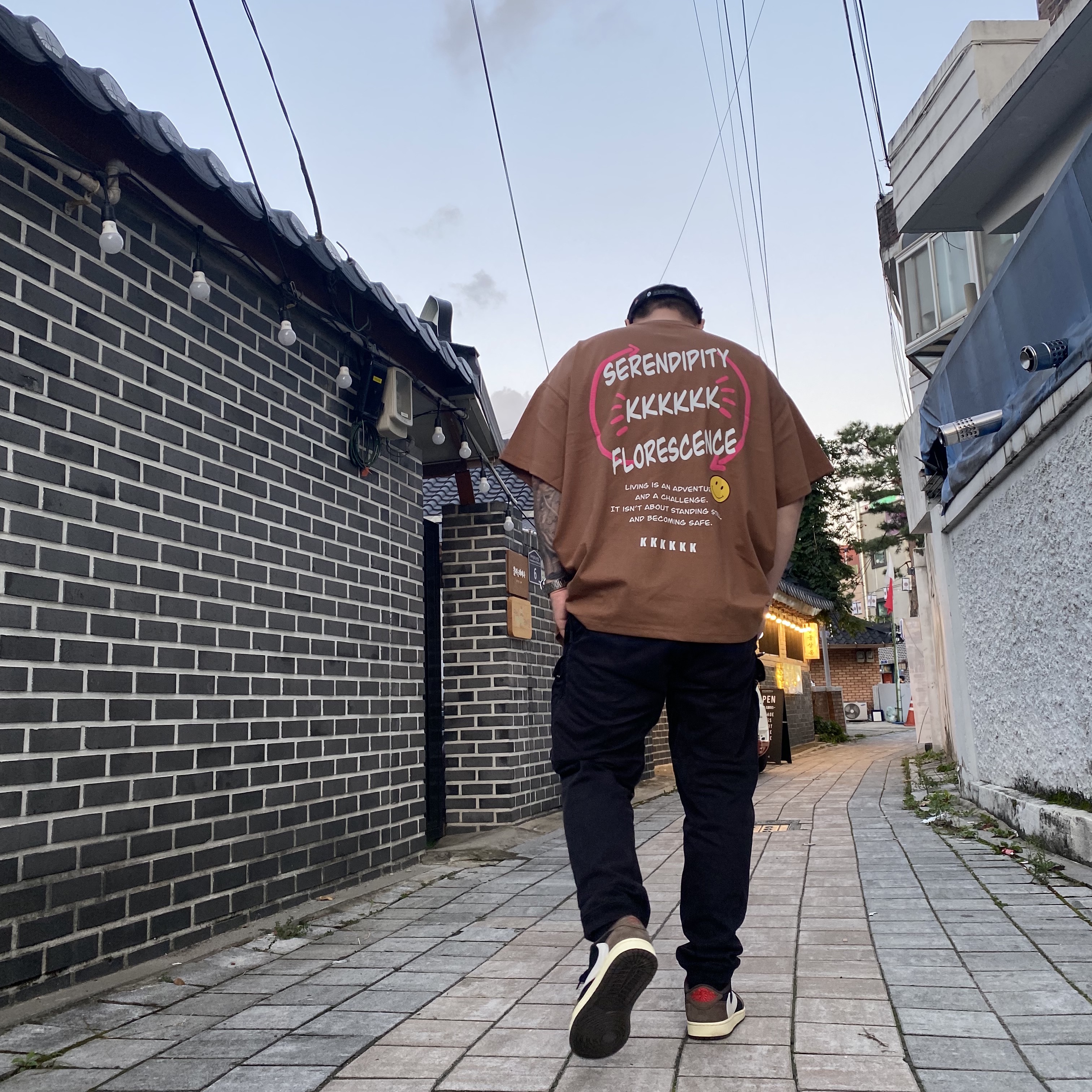 Jordan 1 x Travis Scott Retro Low OG SP Mocha 착용 스타일 - 1
